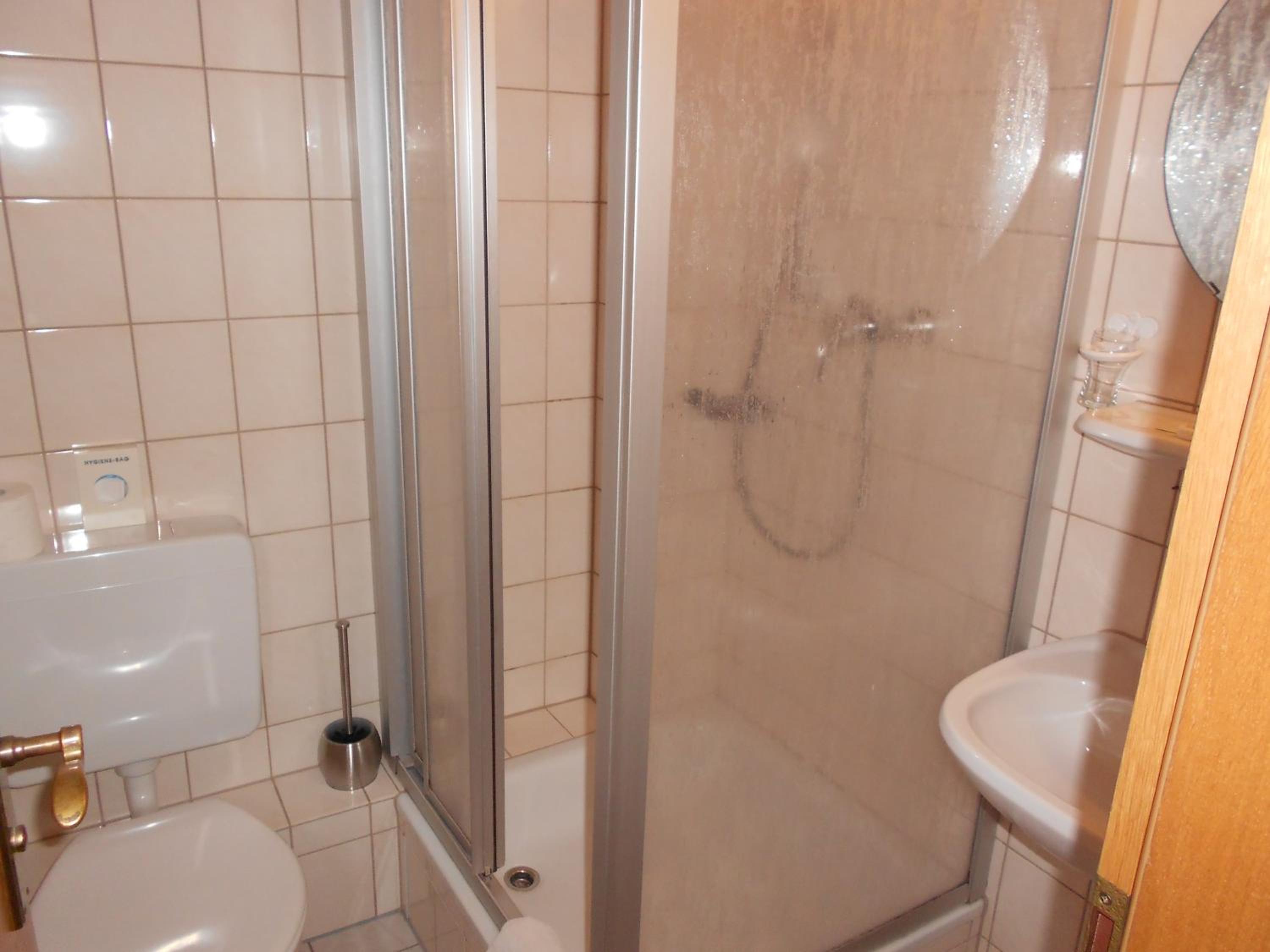 Double Room with Balcony - Photo 9