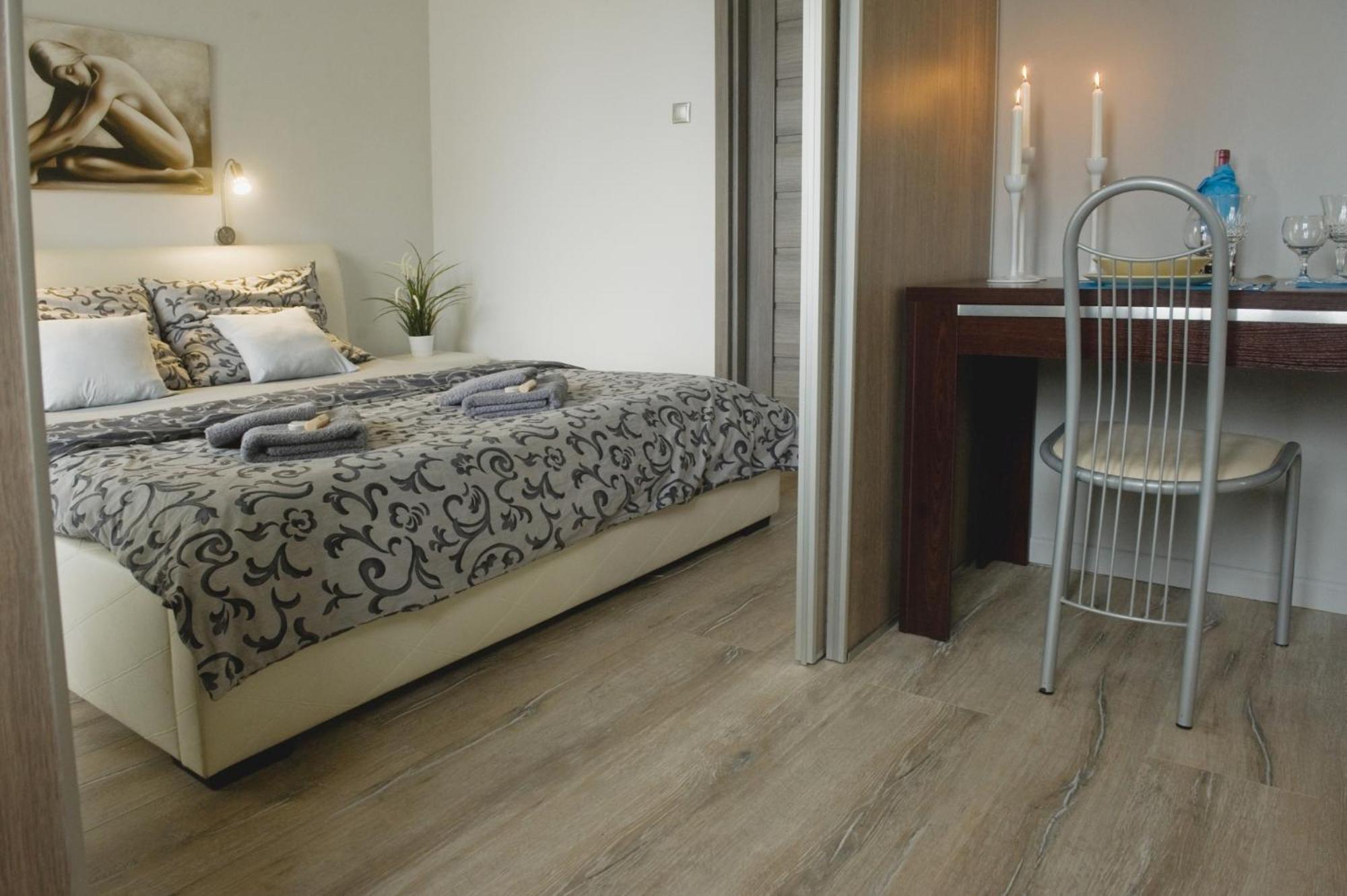 Apartment with Jacuzzi - Photo 13
