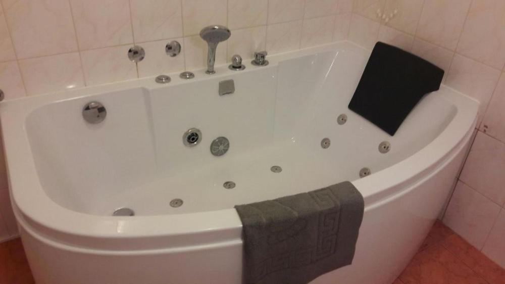 Apartment with Jacuzzi - Photo 24