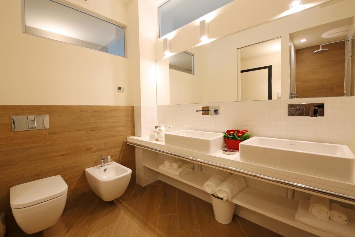 Apartment with Lake View - Photo 5