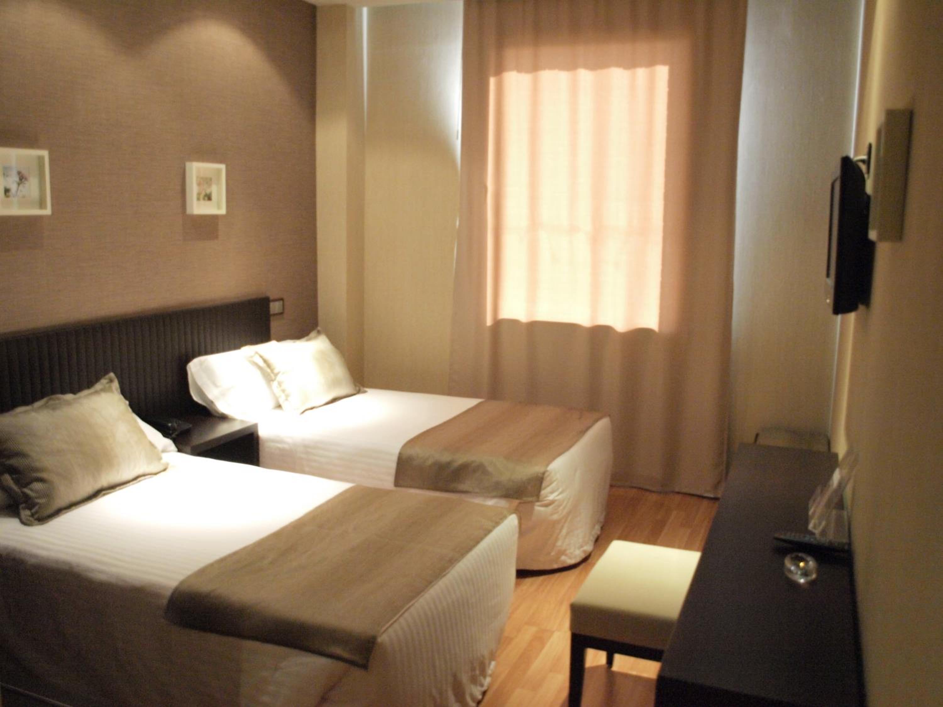 Double or Twin Room - Photo 7