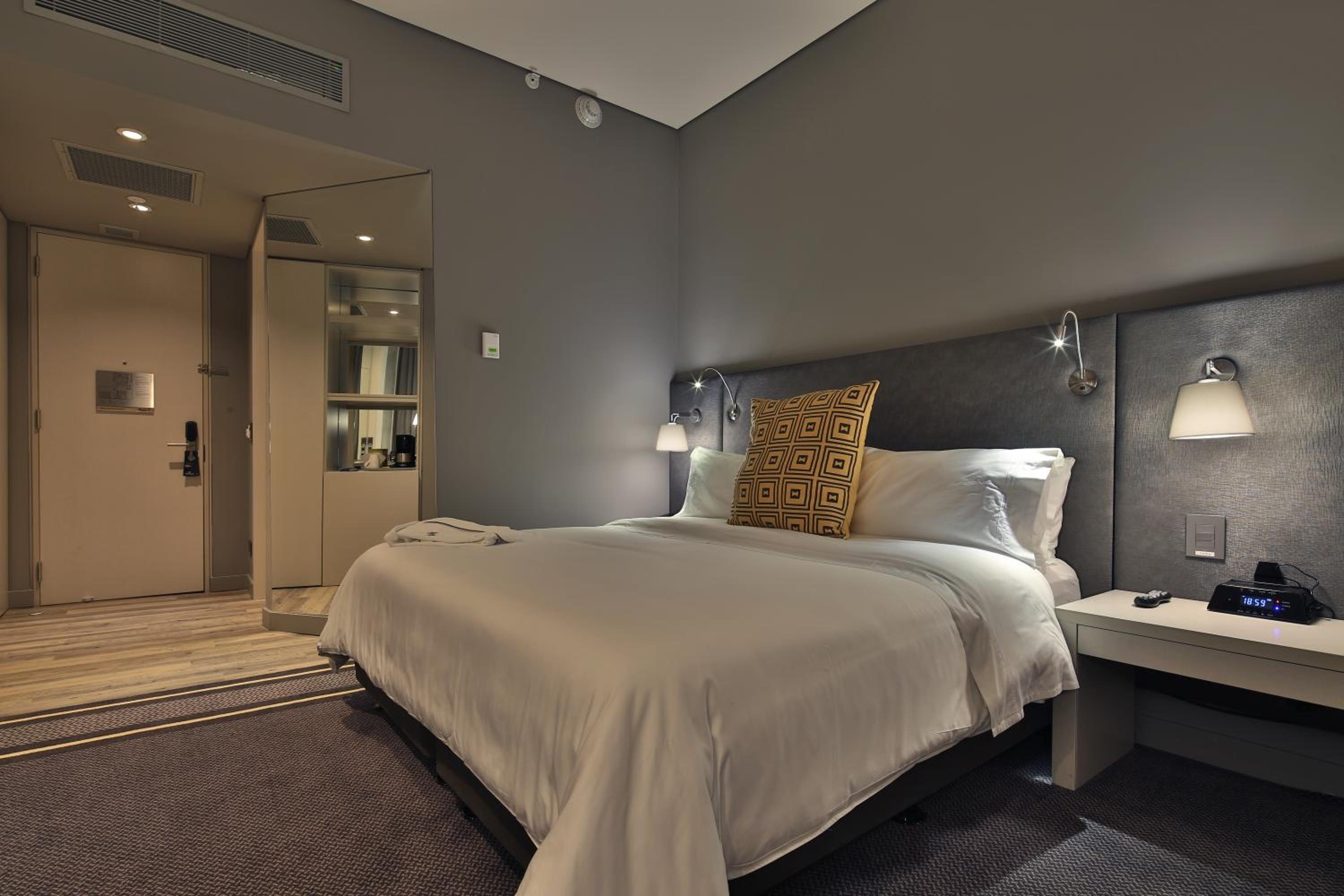 Standard King Room photo 3