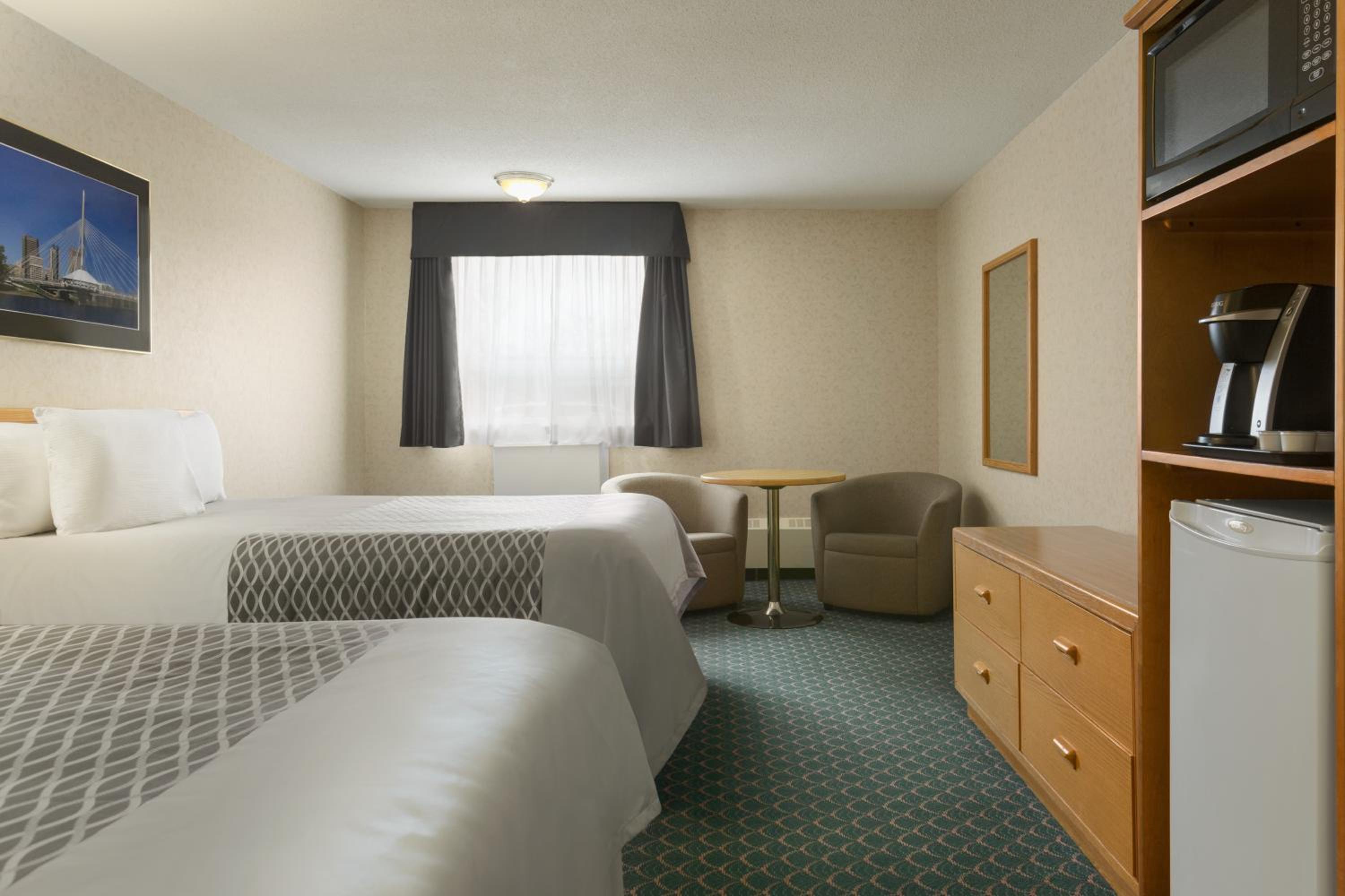Deluxe Queen Room with Two Queen Beds - Non-Smoking - Photo 2