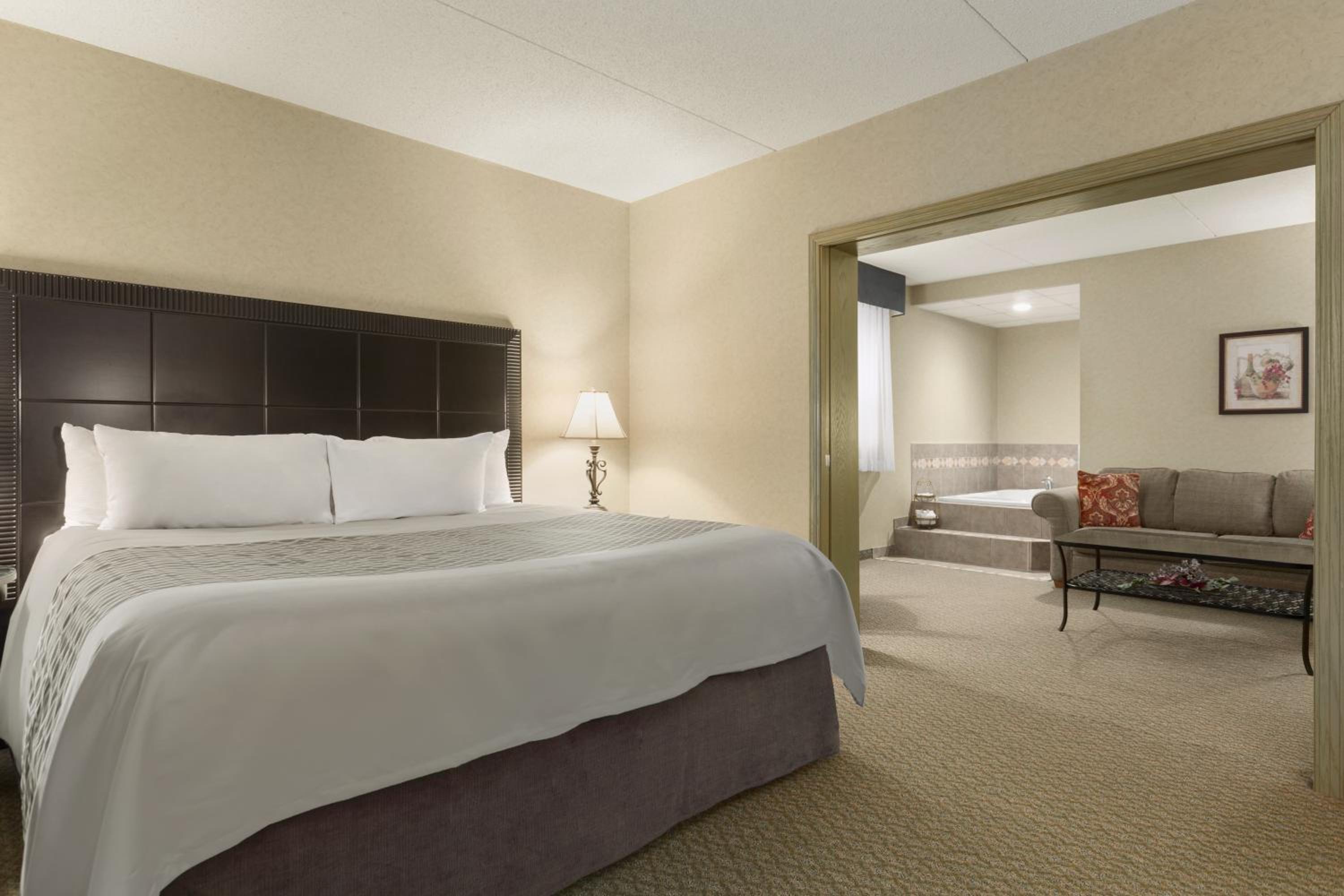 One-Bedroom King Suite - Non-Smoking - Photo 3