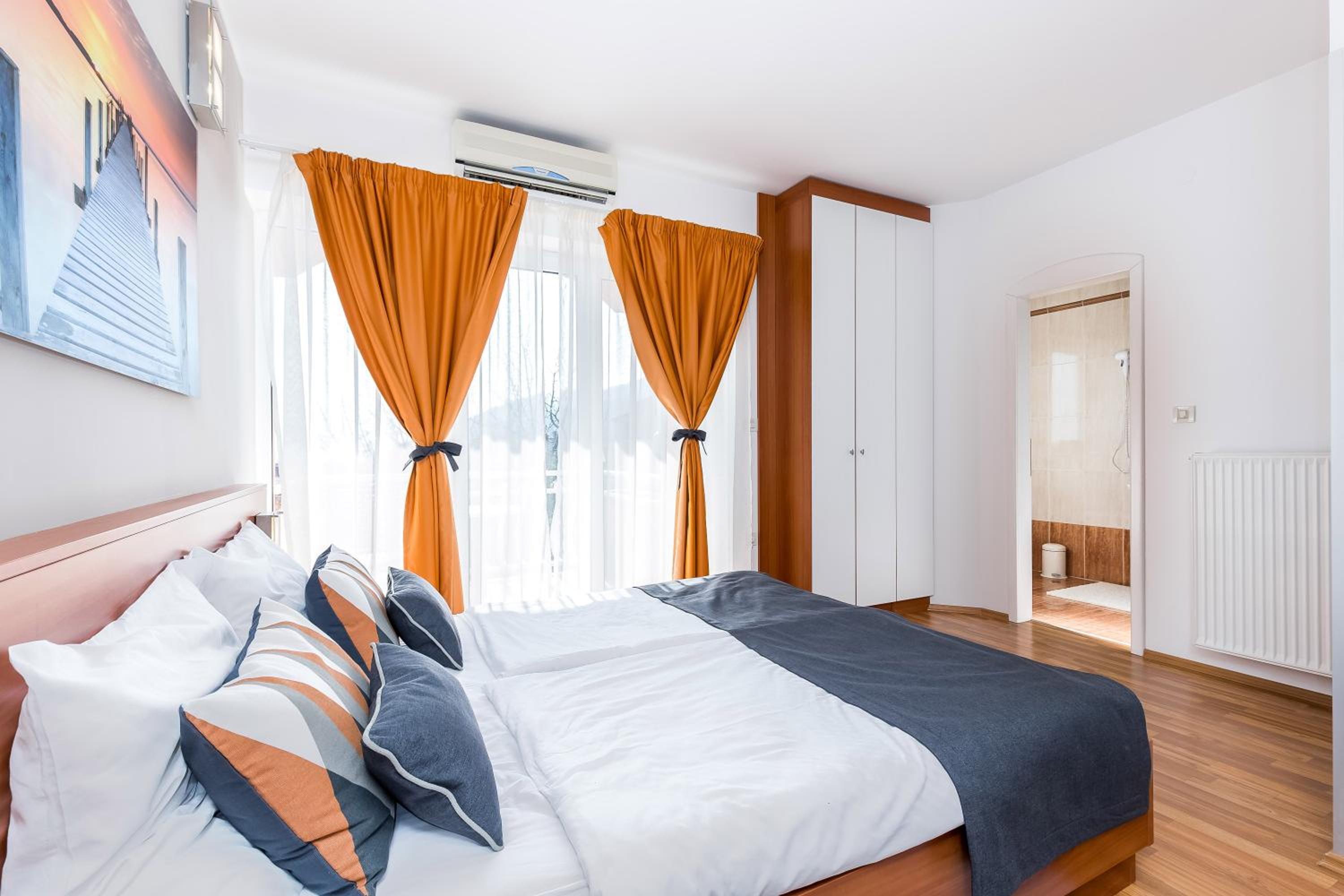 De Luxe Doppelzimmer mit Balkon und Meerblick