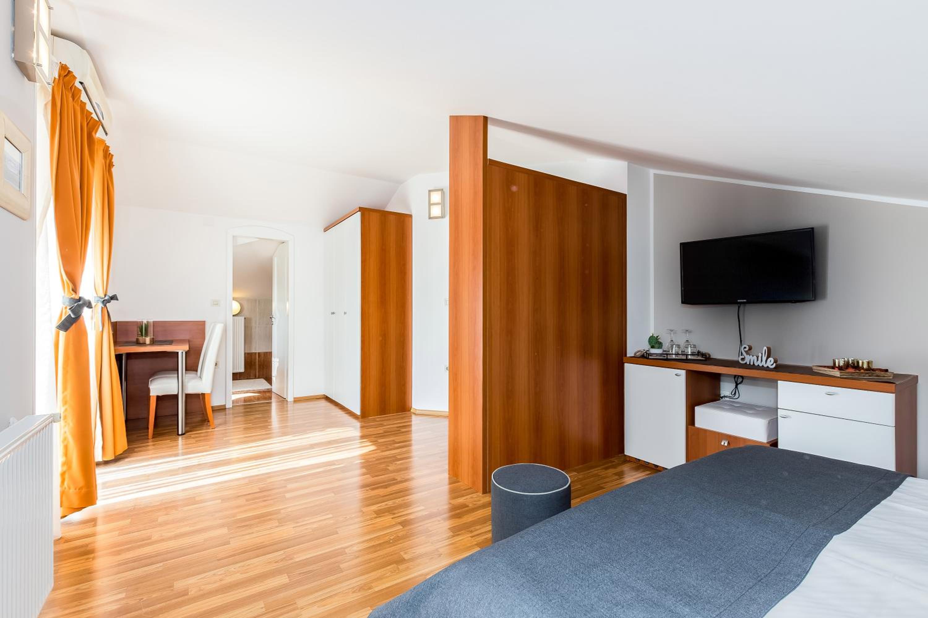 Deluxe Double Room with Balcony and Sea View - Photo 7