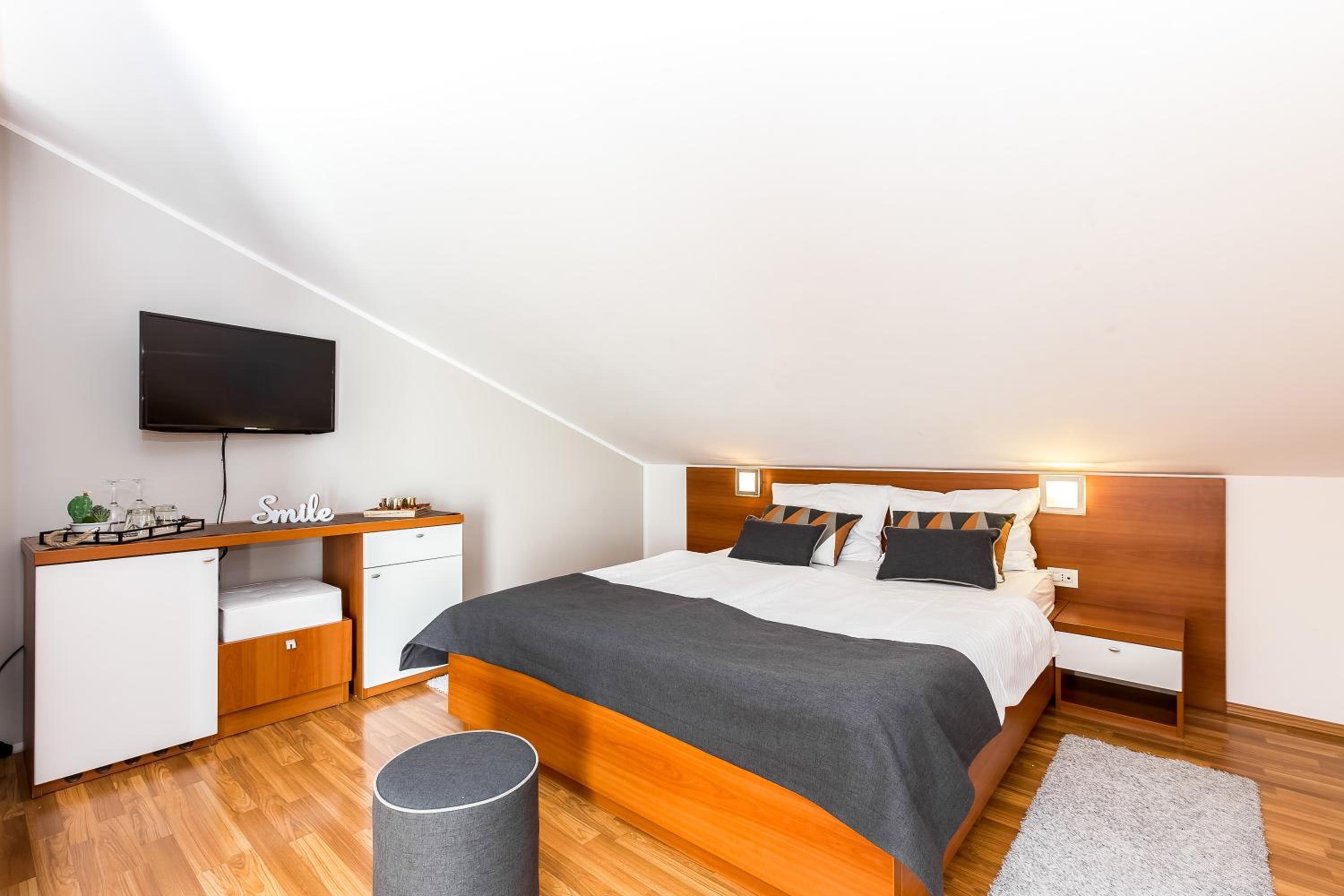 Deluxe Double Room with Balcony and Sea View - Photo 1