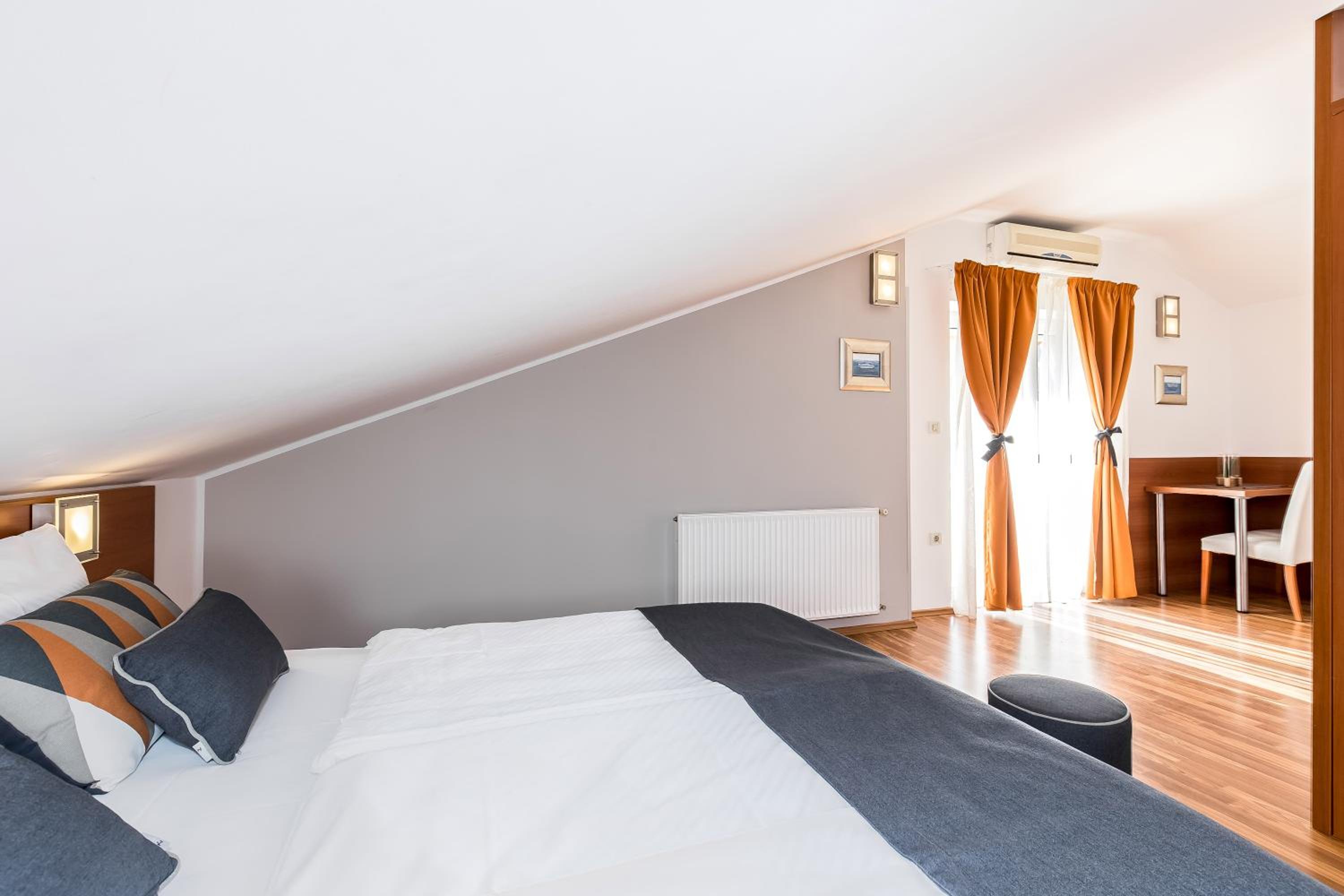 Deluxe Double Room with Balcony and Sea View - Photo 3