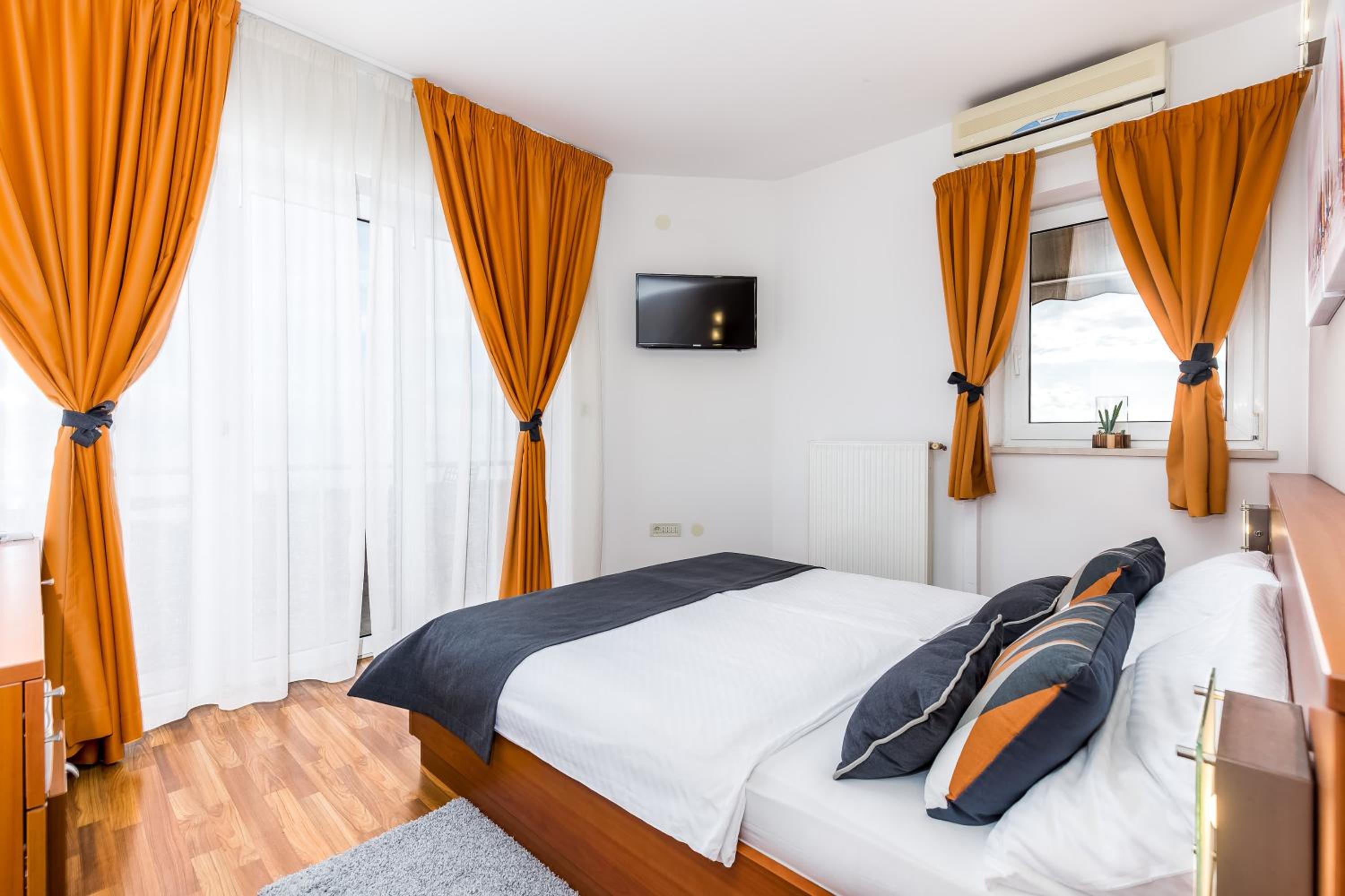 De Luxe Doppelzimmer mit Balkon und Meerblick