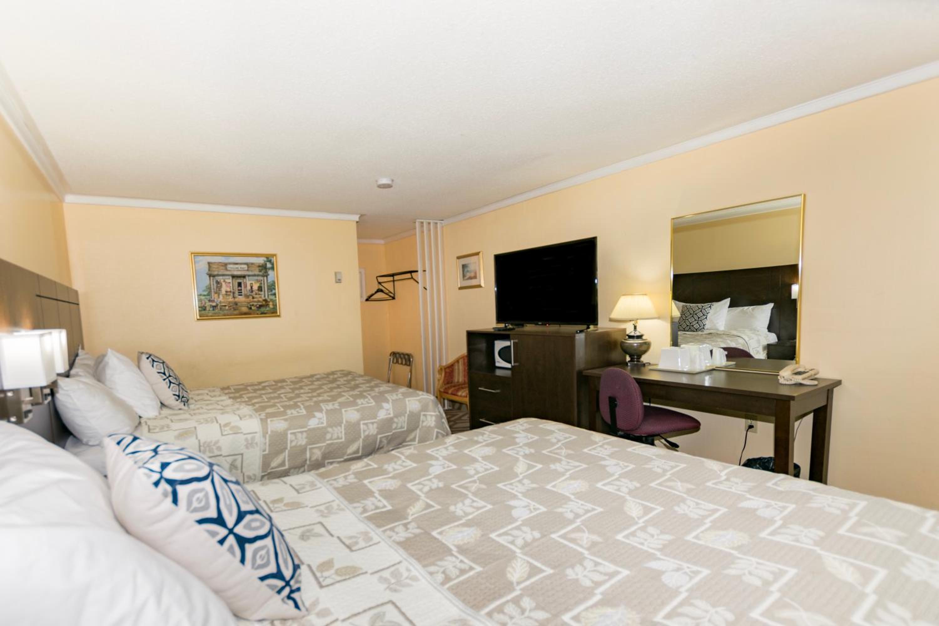 Queen Room with Two Queen Beds - Photo 7