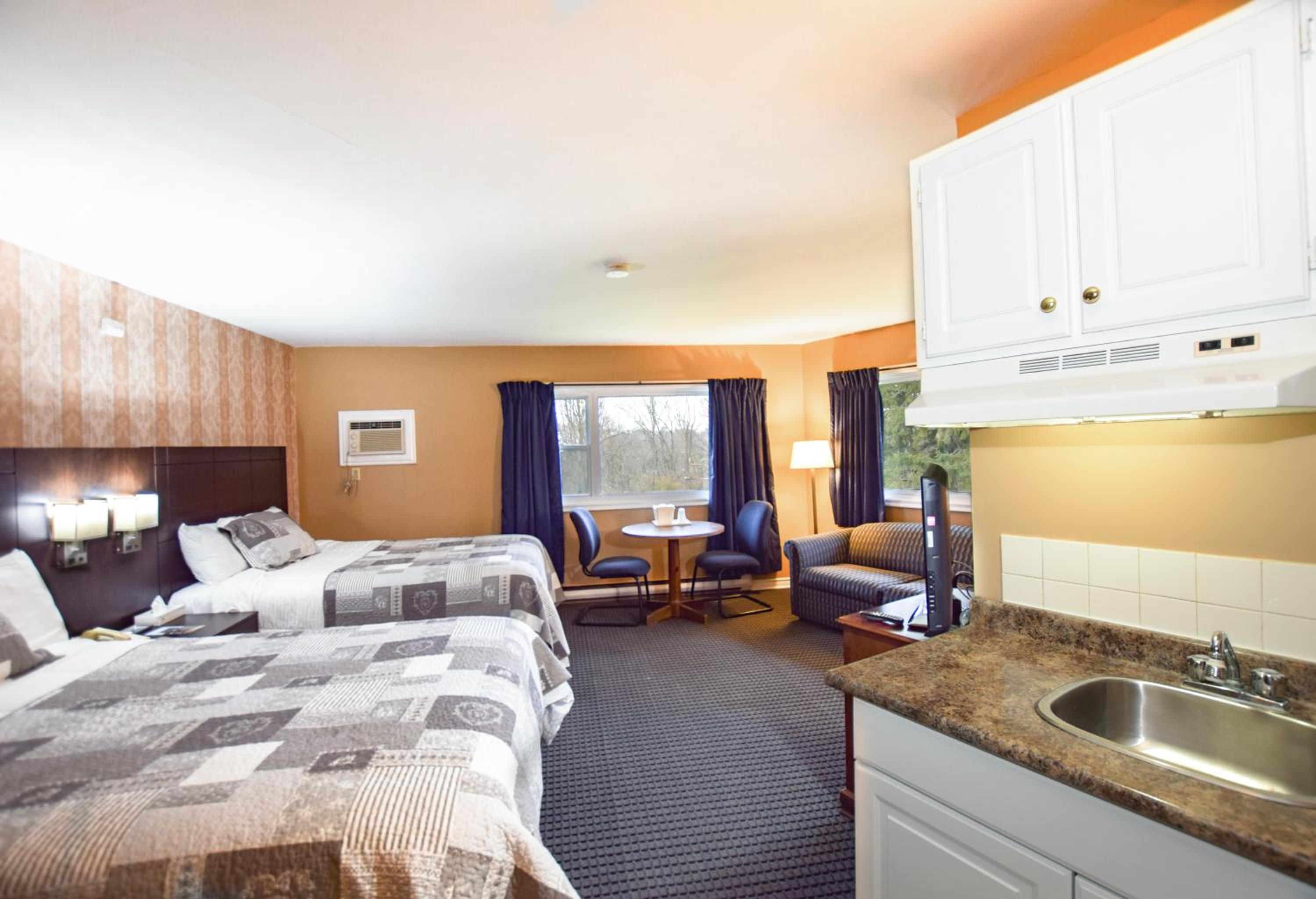 Queen Room with Two Queen Beds - Photo 2