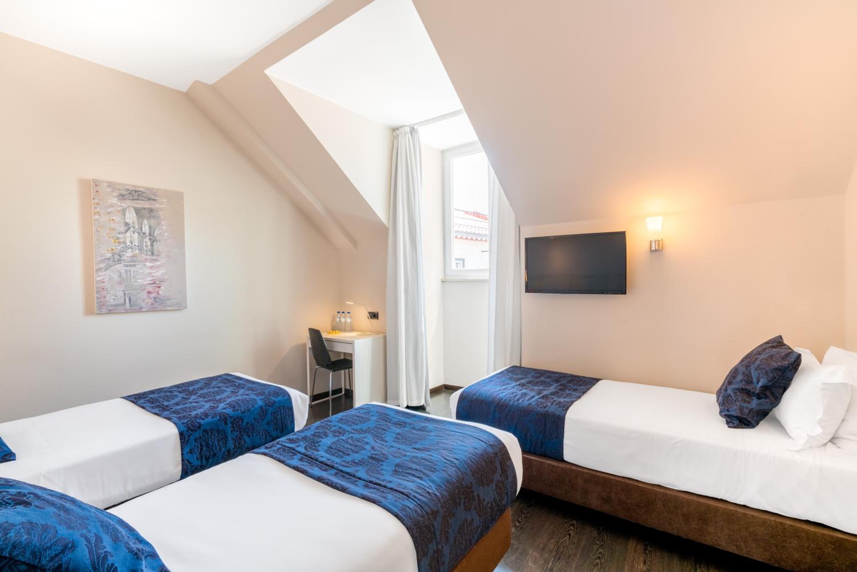 Executive Triple Room thumbnail 6
