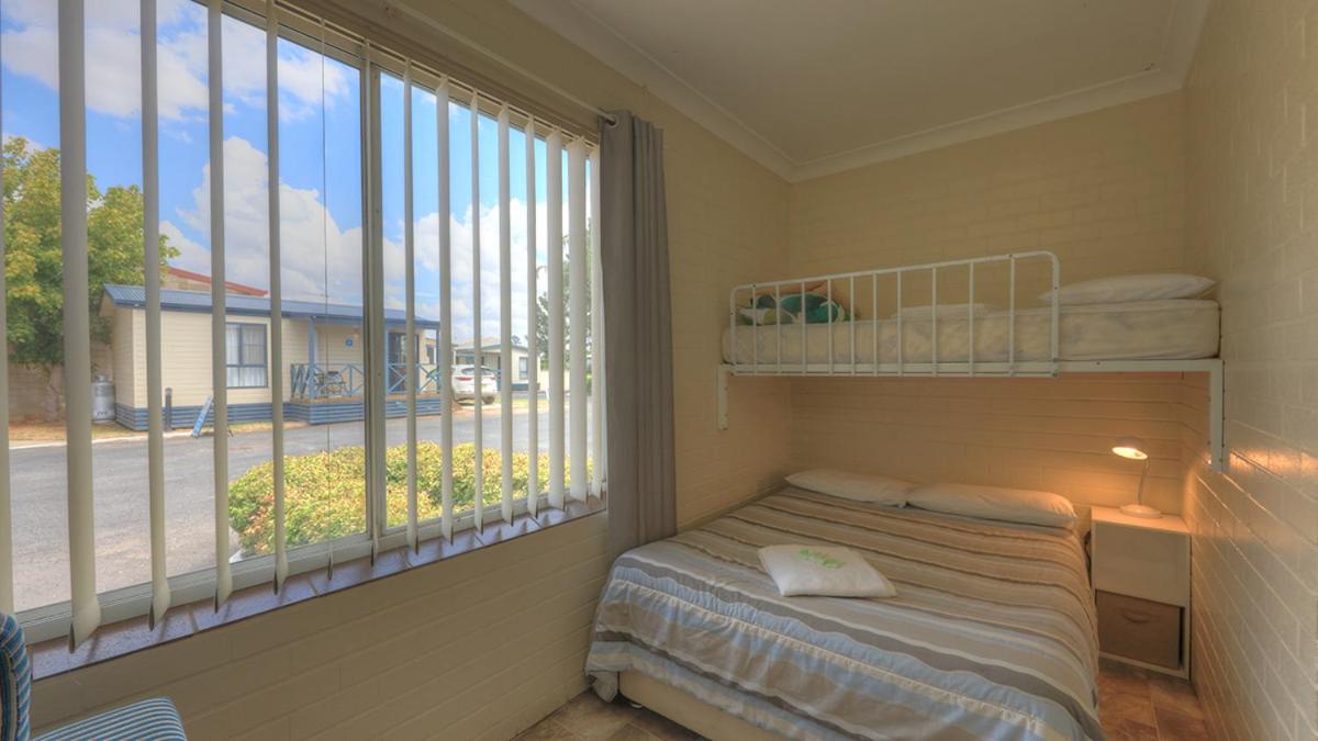 Double Room (5 Adults) - No Pets photo 3