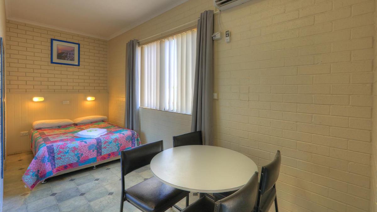 Double Room (6 Adults) - No Pets photo 1