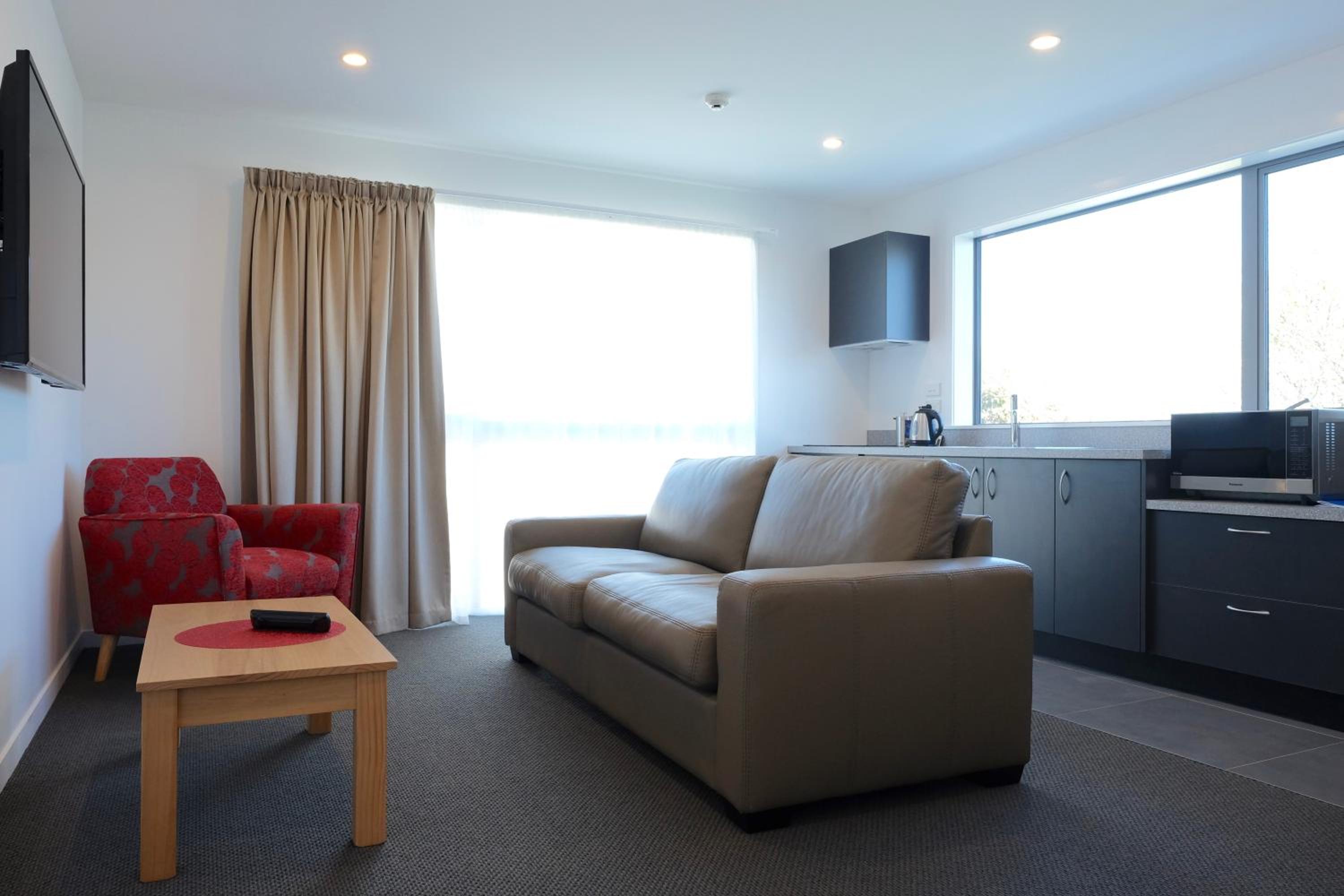 Deluxe Two Bedroom Apartment - Photo 2