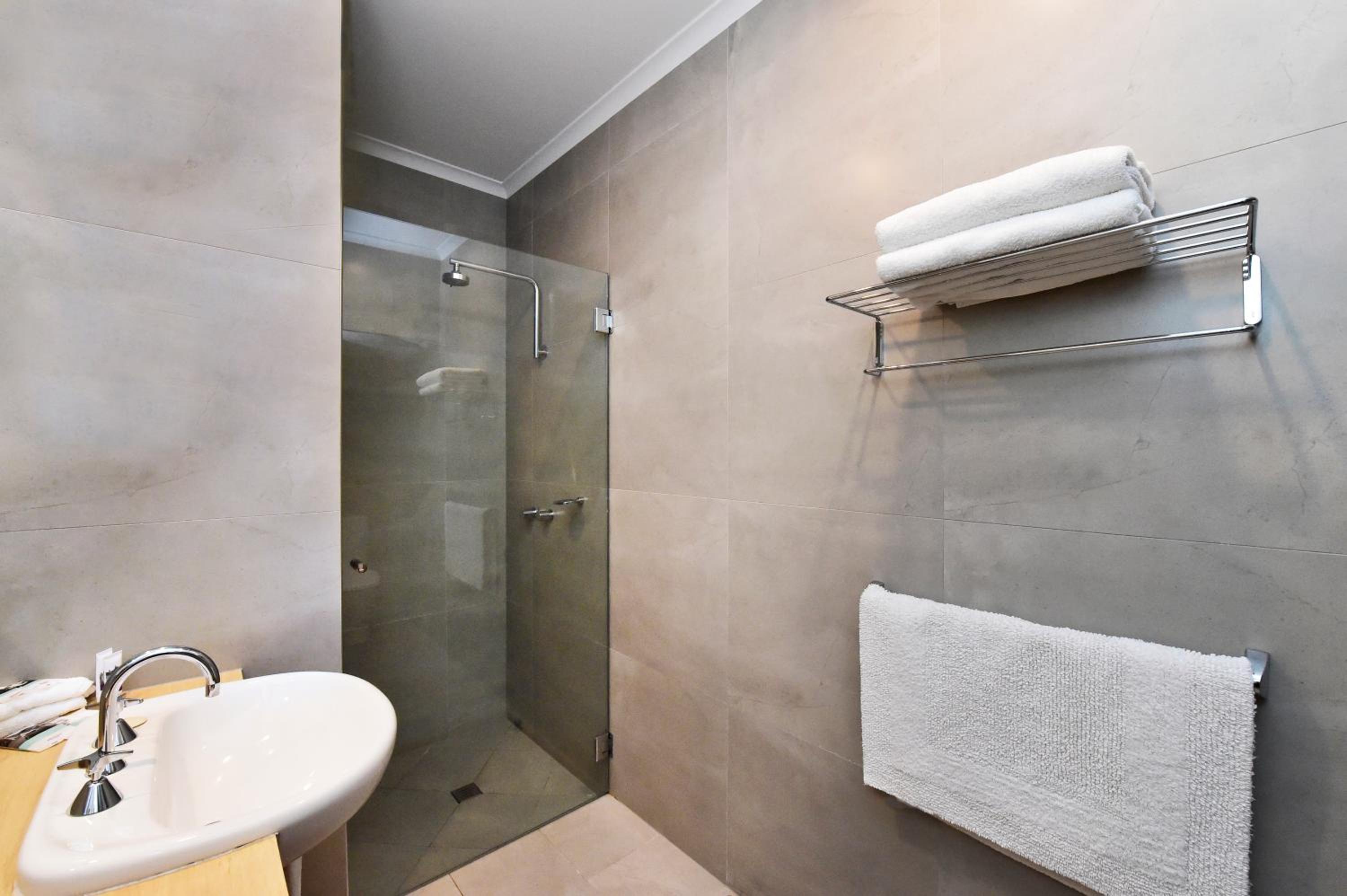 Standard Twin Room with One Double Bed and One Single Bed - Photo 5