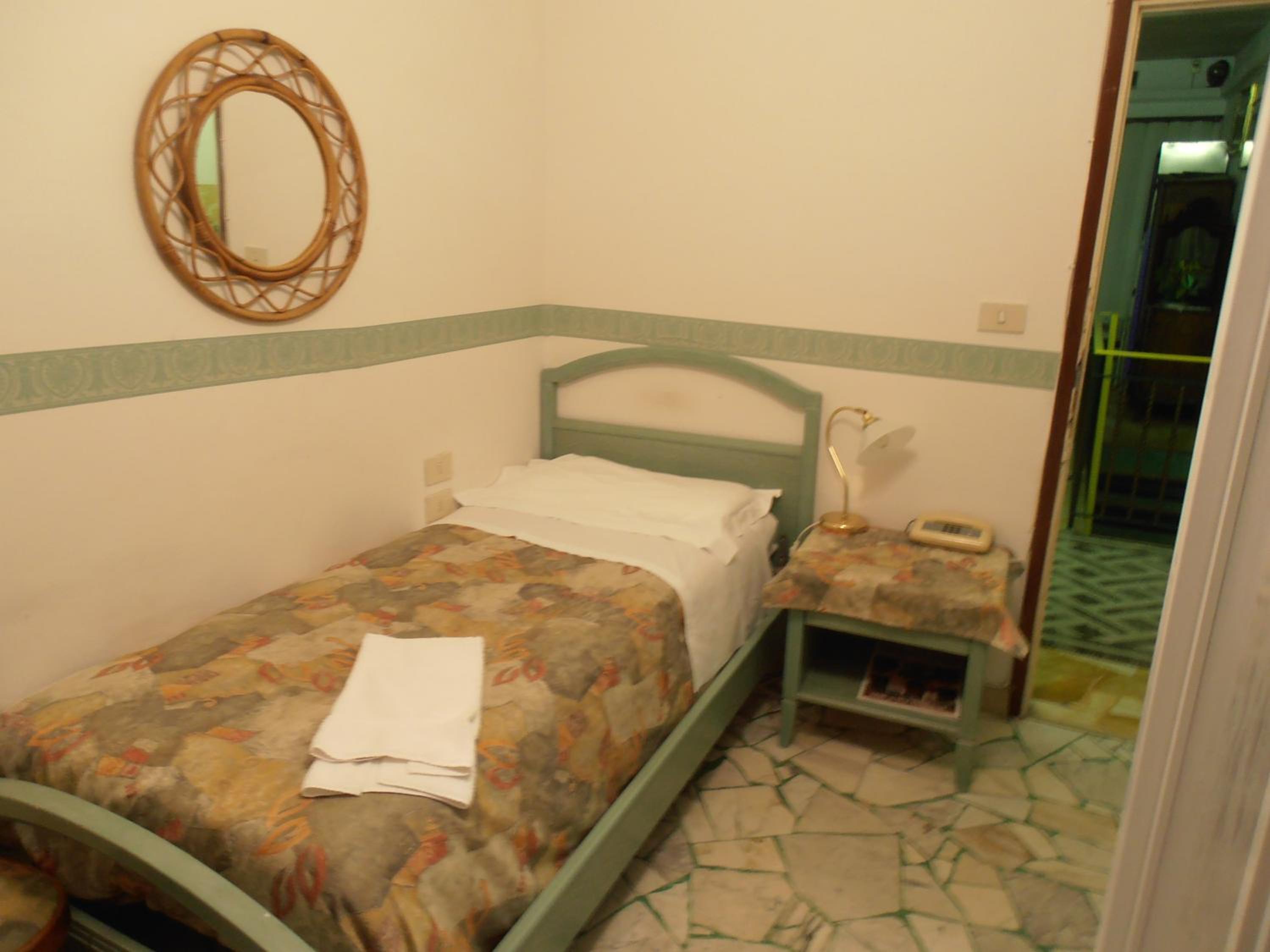Single Room with Shared Bathroom photo 2