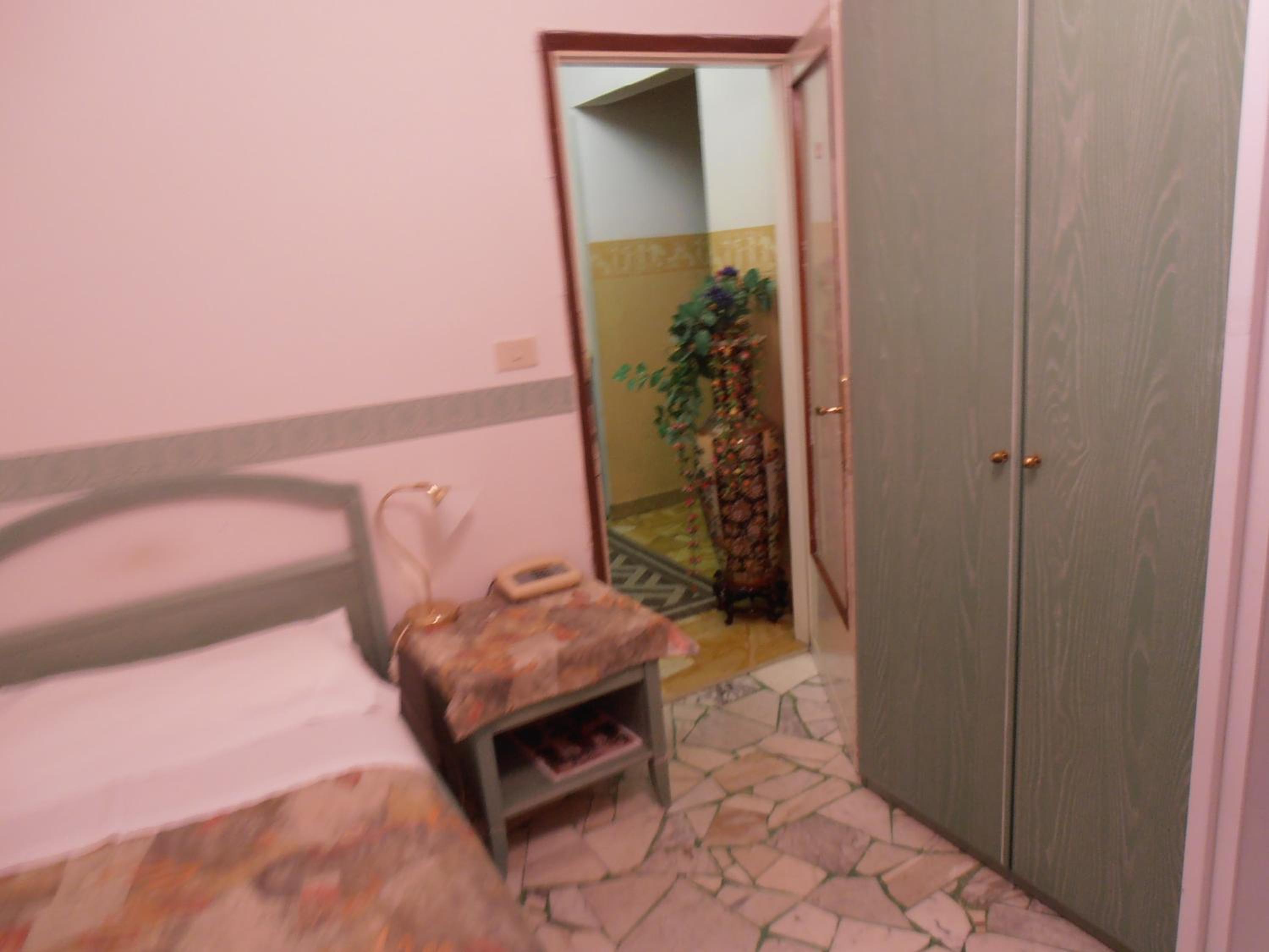 Single Room with Shared Bathroom photo 3