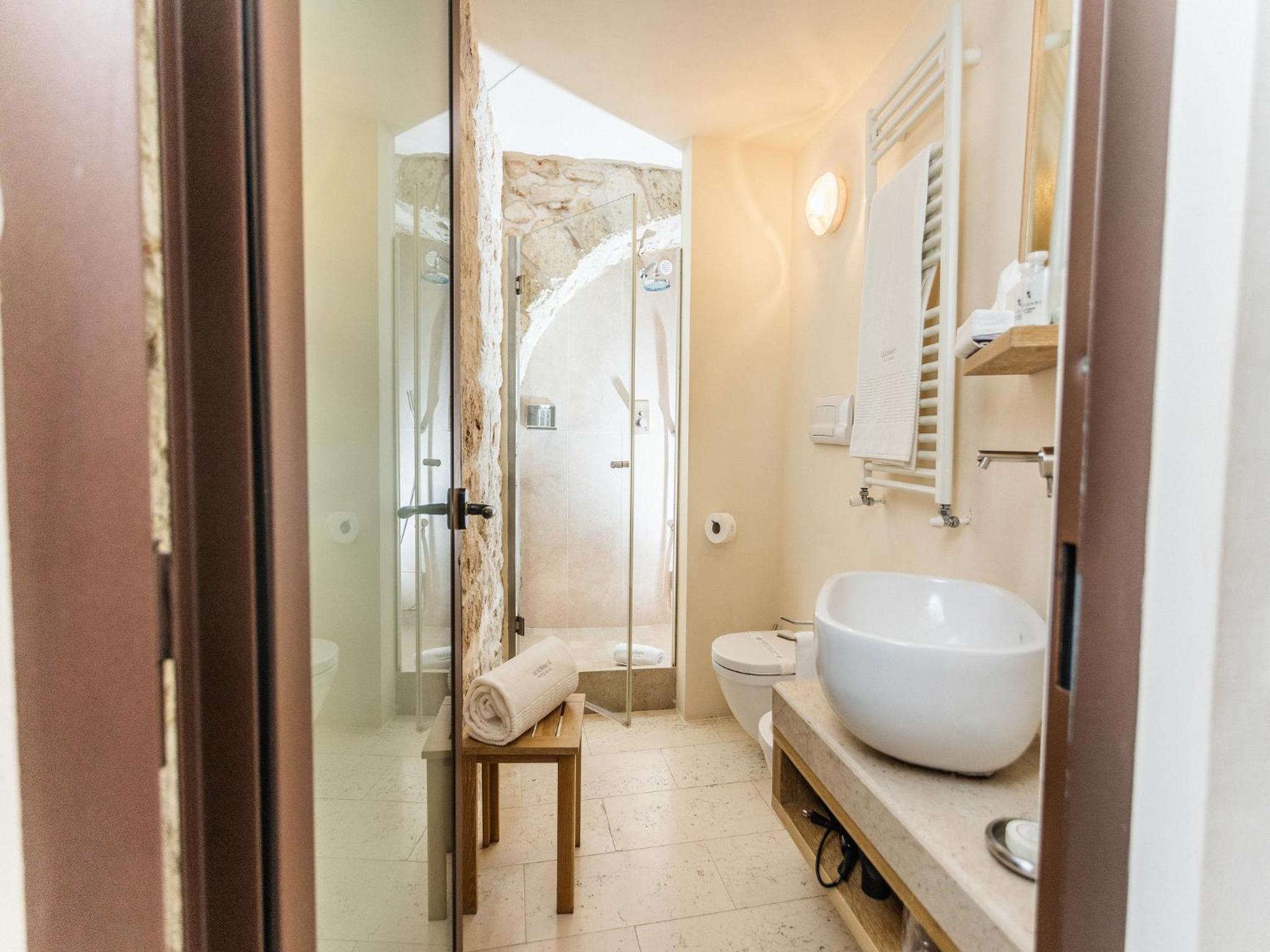 Deluxe Double Room - Photo 16