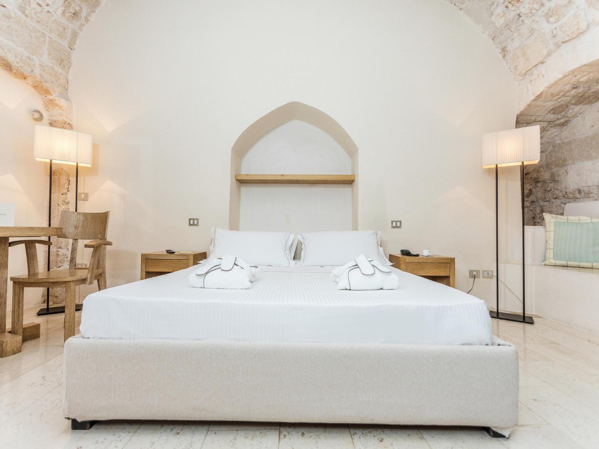 Deluxe Double Room - Photo 11