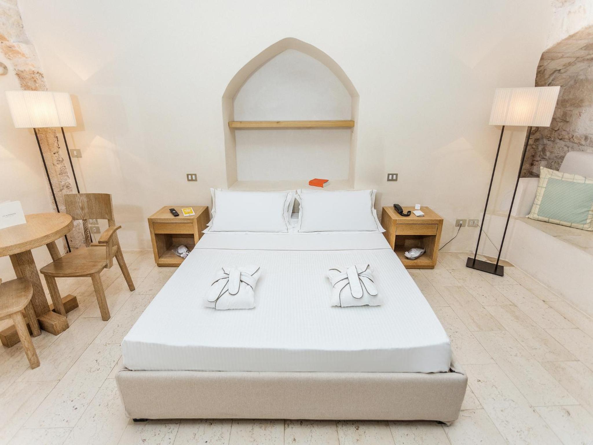 Deluxe Double Room - Photo 24