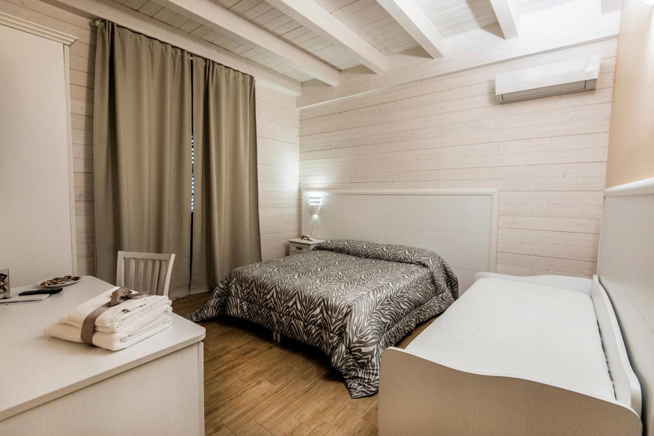 Large Double Room photo 1