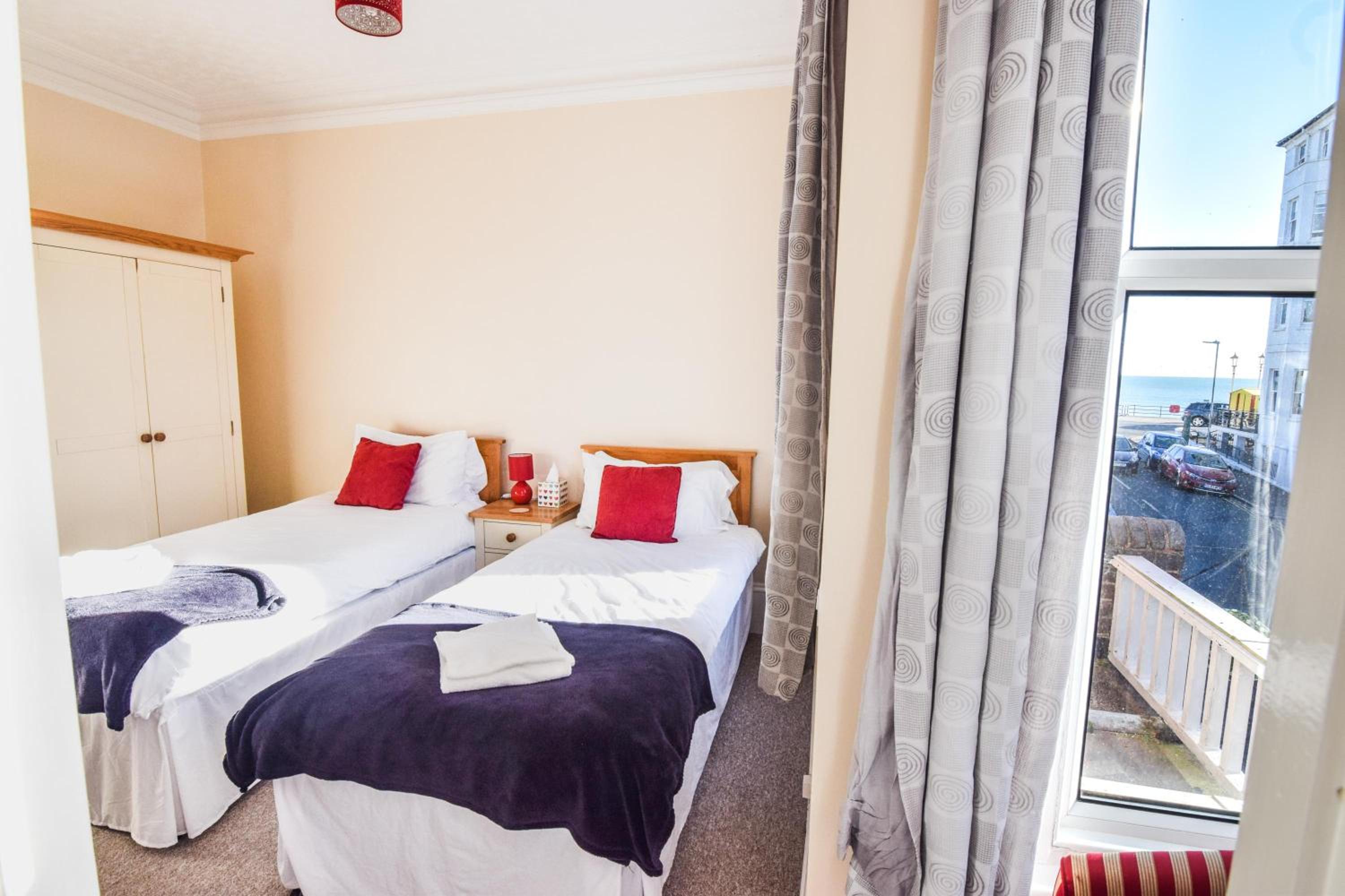 En Suite Quad Family Room photo 3