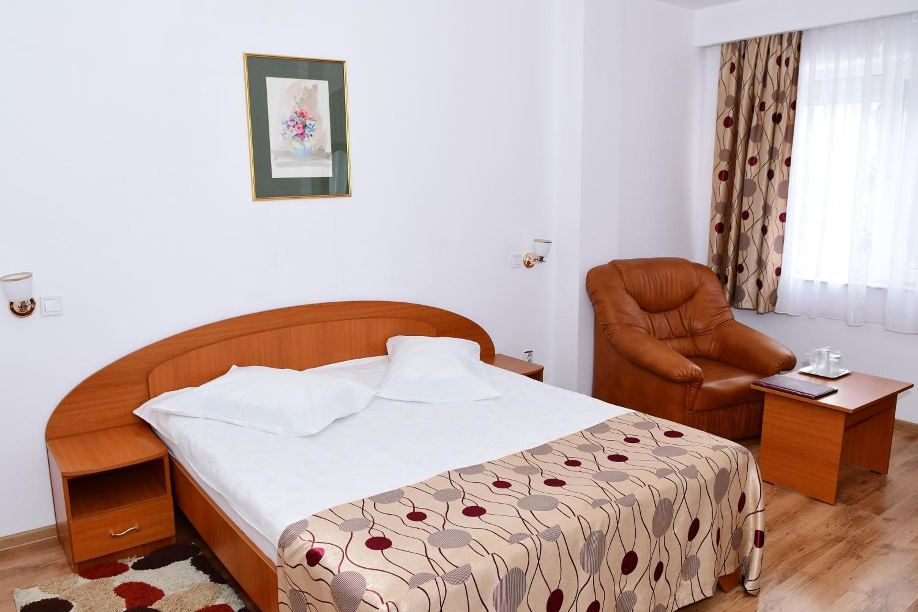 Large Double Room - Photo 8