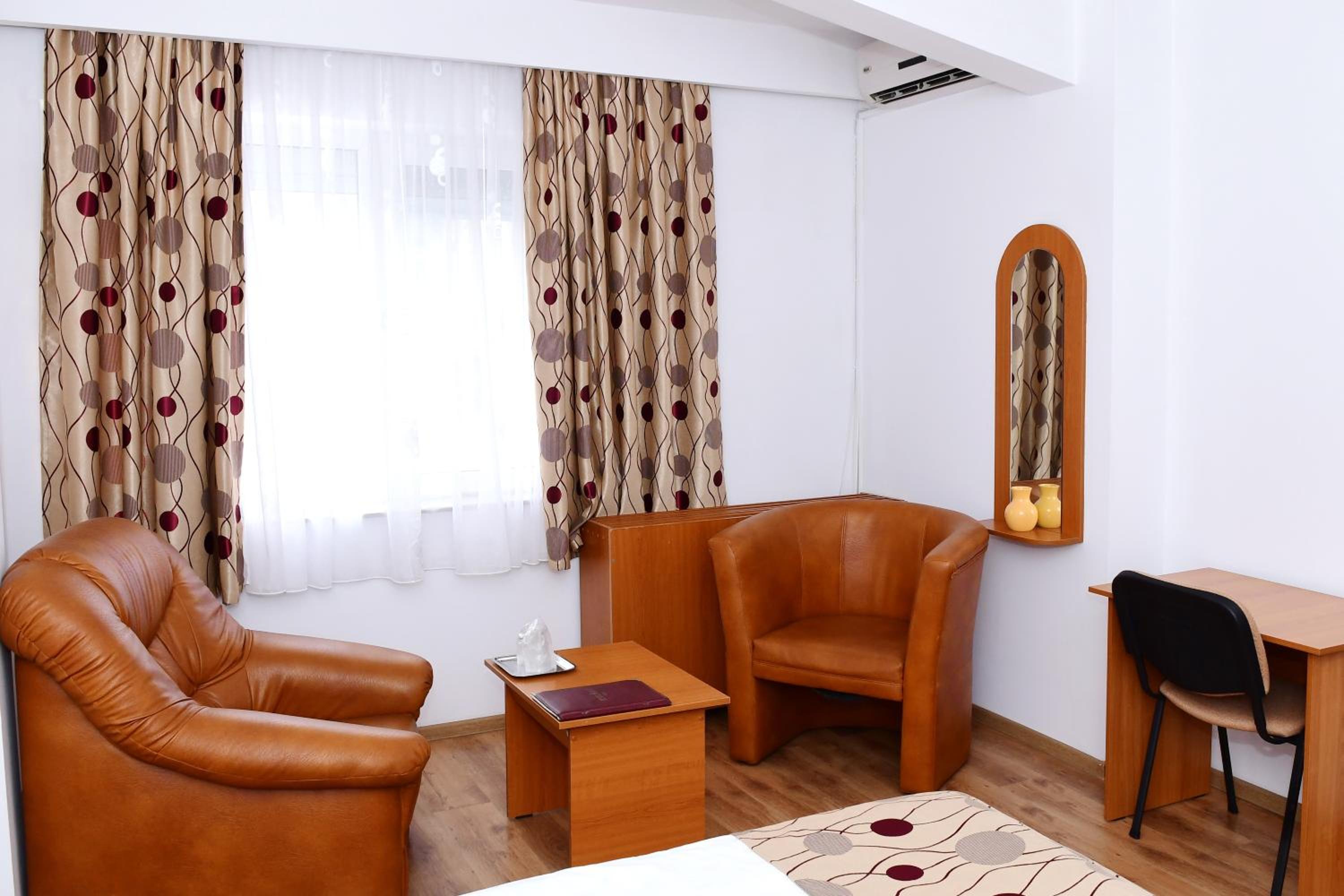 Large Double Room - Photo 7