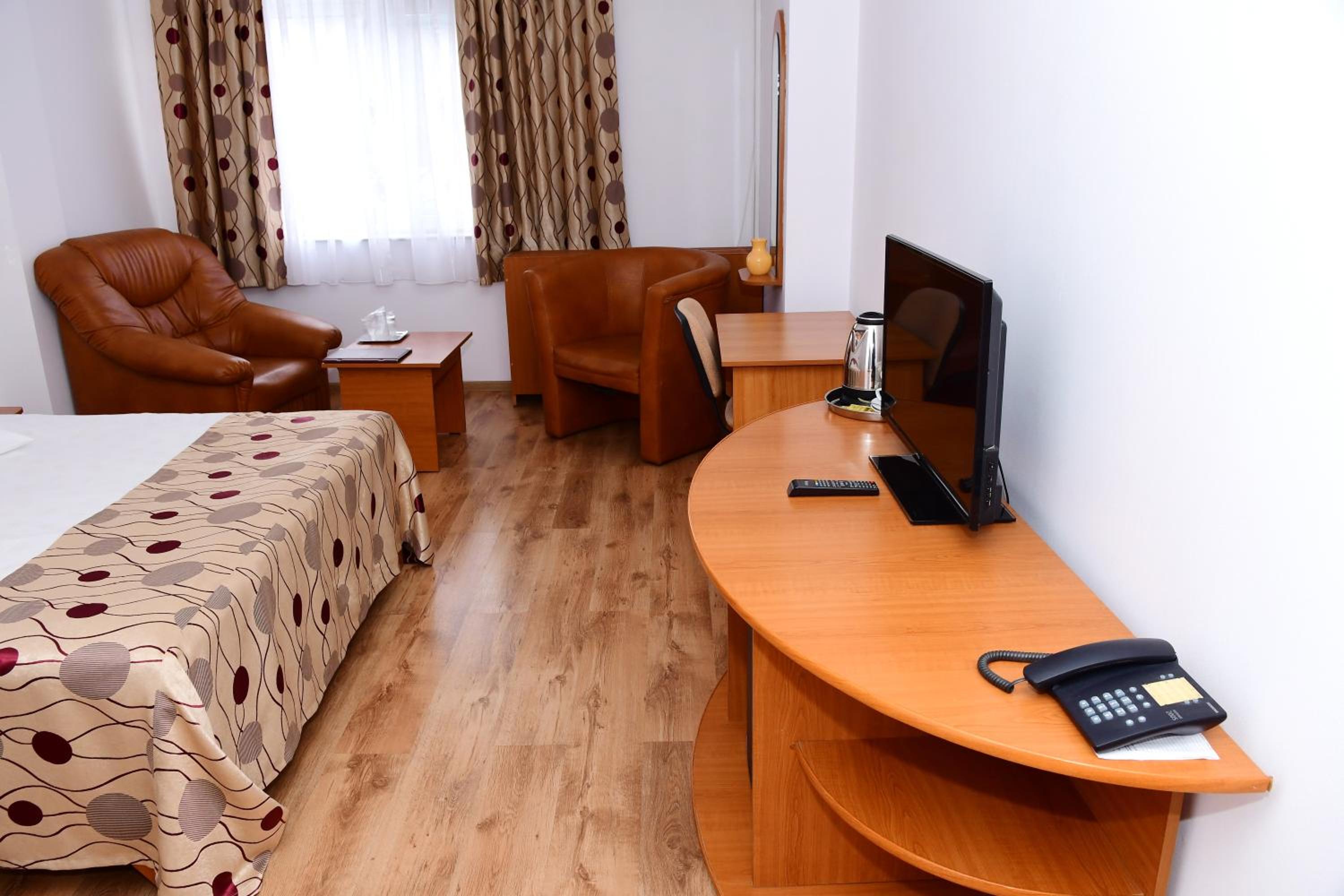 Large Double Room - Photo 6
