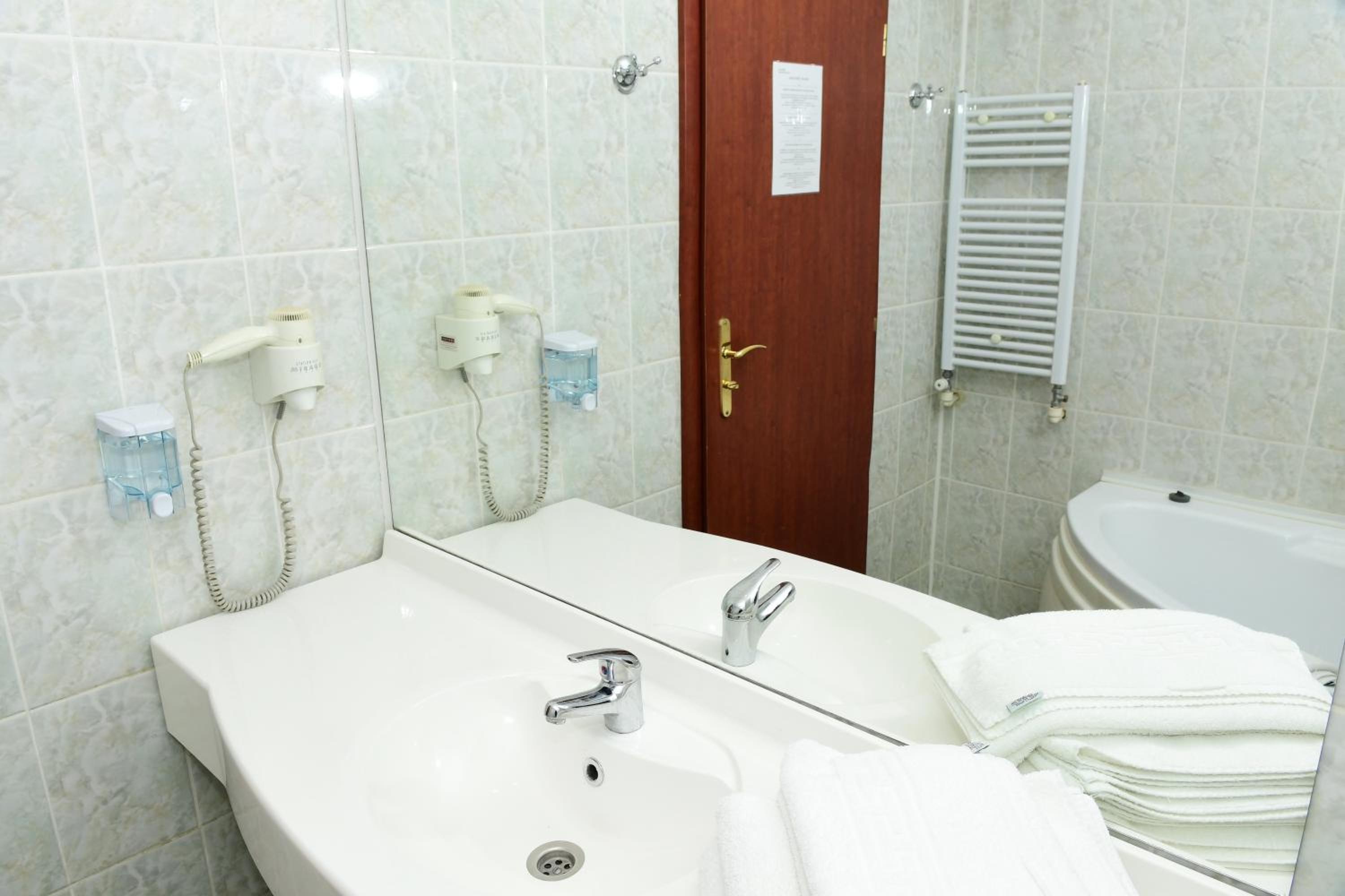 Twin Room - Photo 12