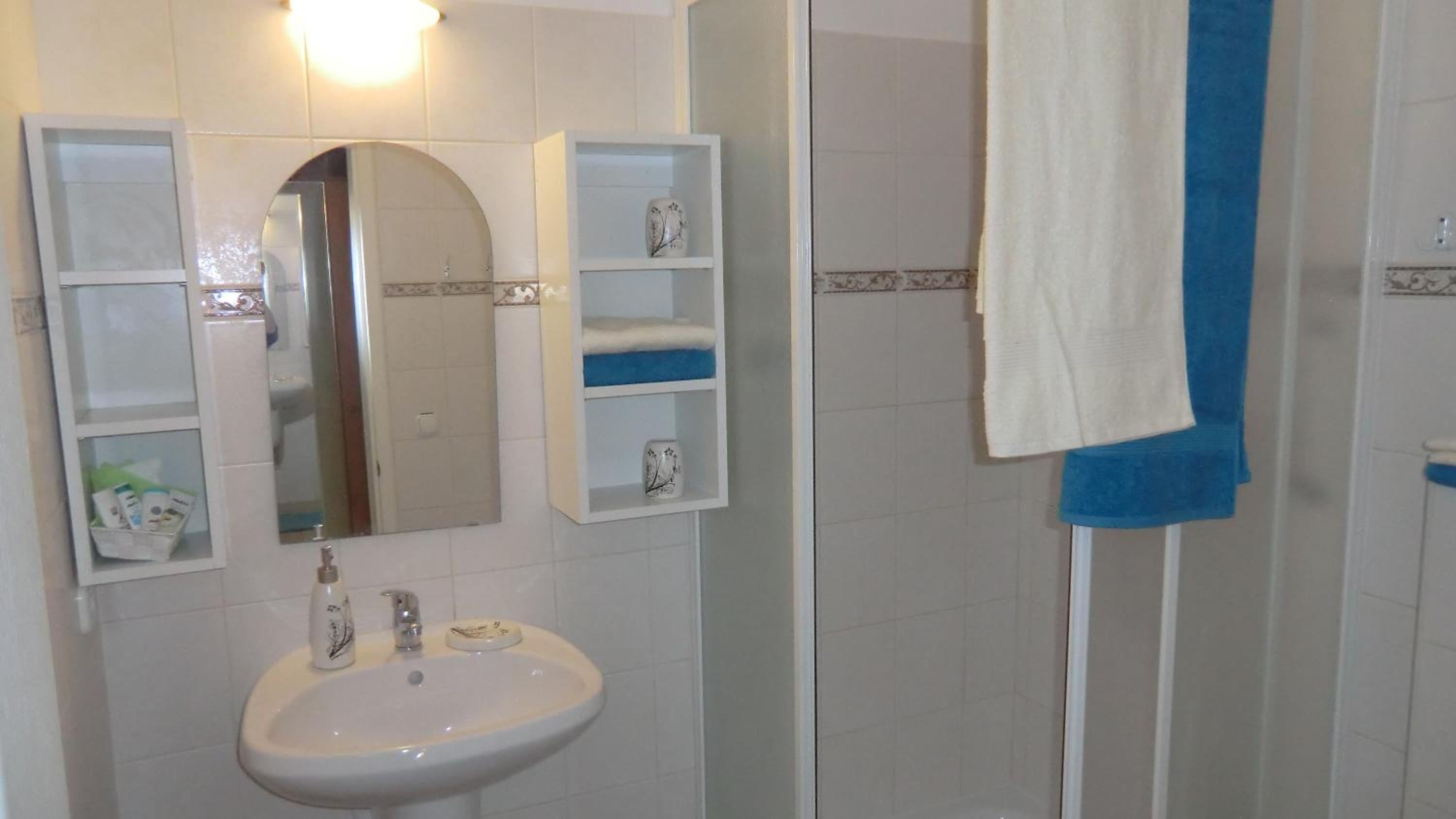 Double Room with Balcony - Photo 5
