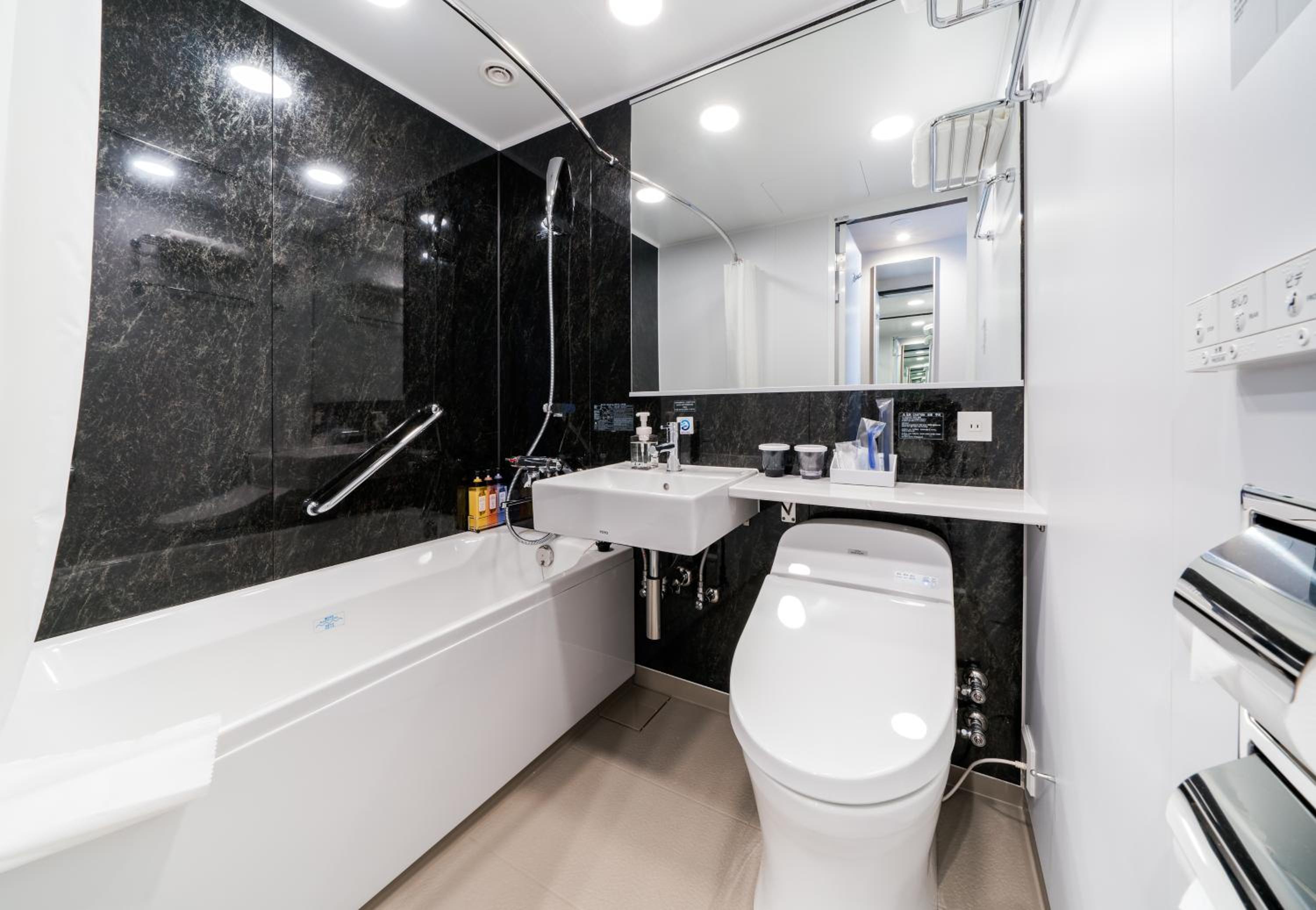 Double Room with Bath (1 Adult) - Smoking photo 2