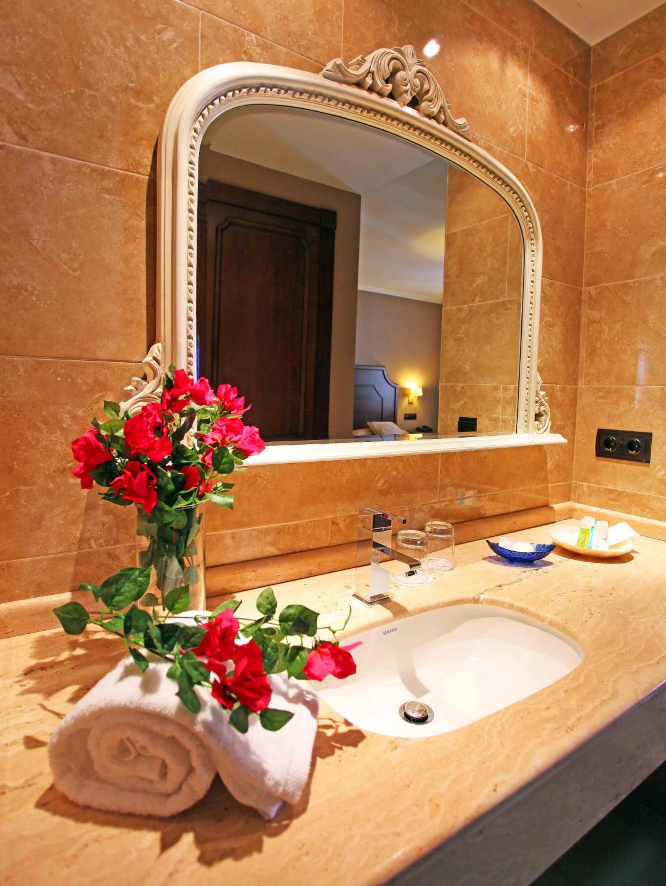 Double or Twin Room with Sea View - Photo 10
