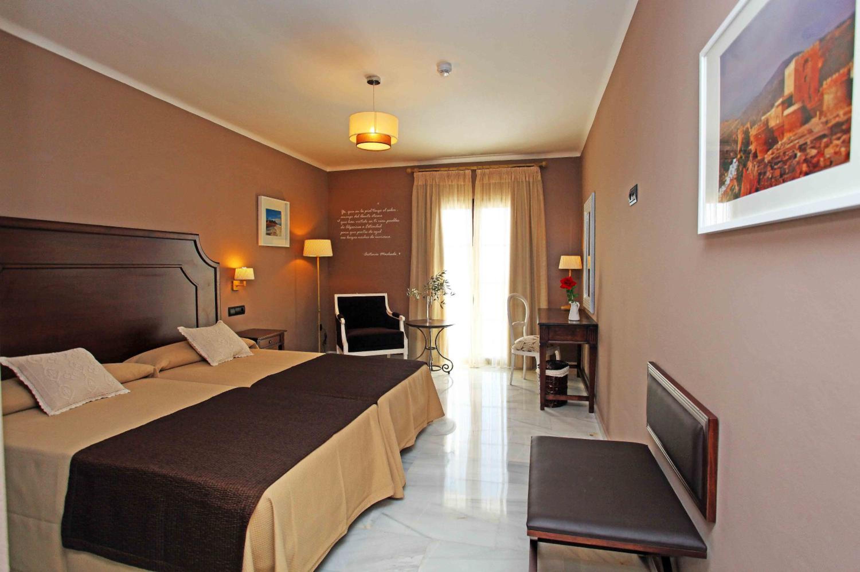 Double or Twin Room with Sea View - Photo 8