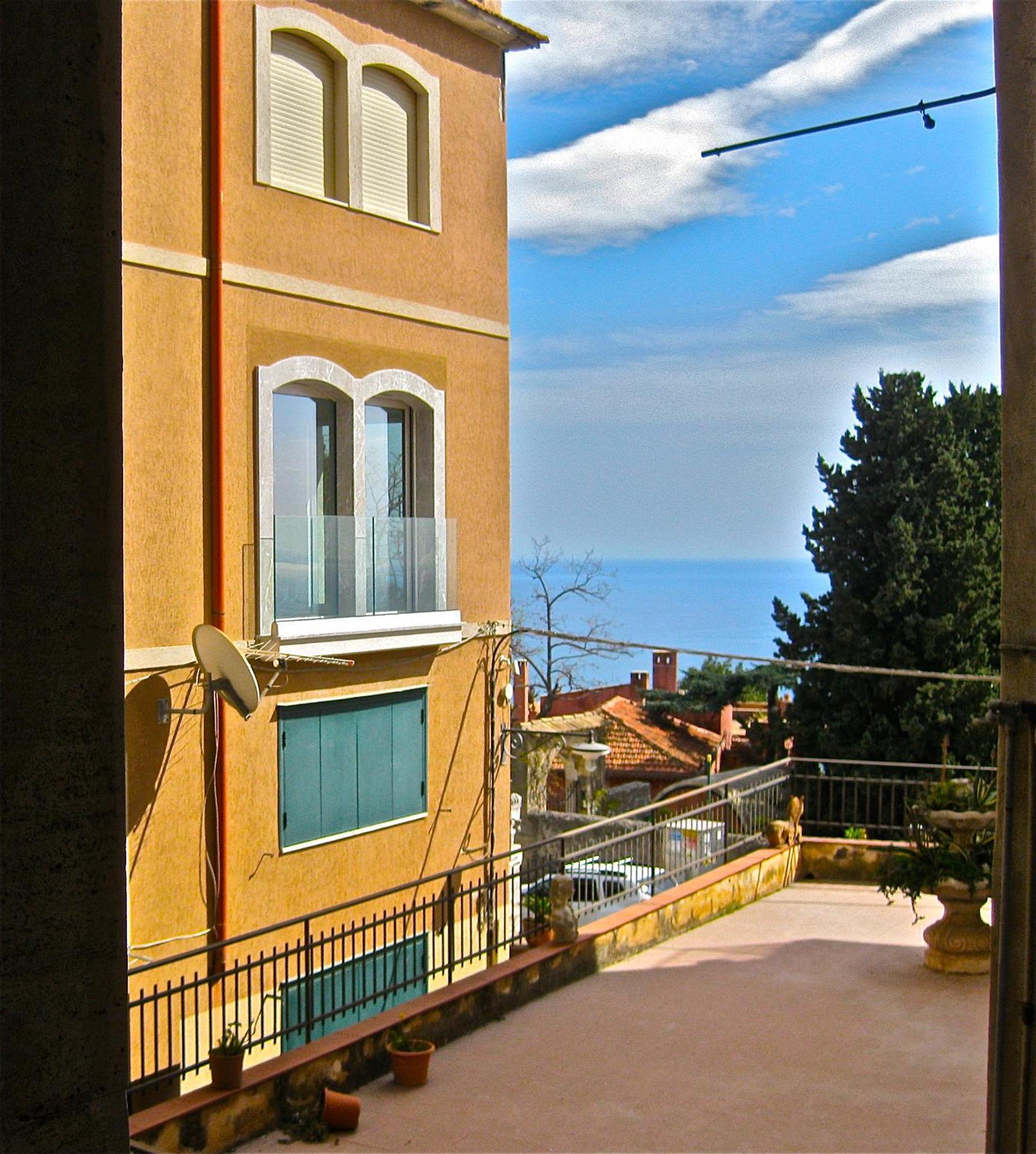 Double Room with Balcony - Photo 7