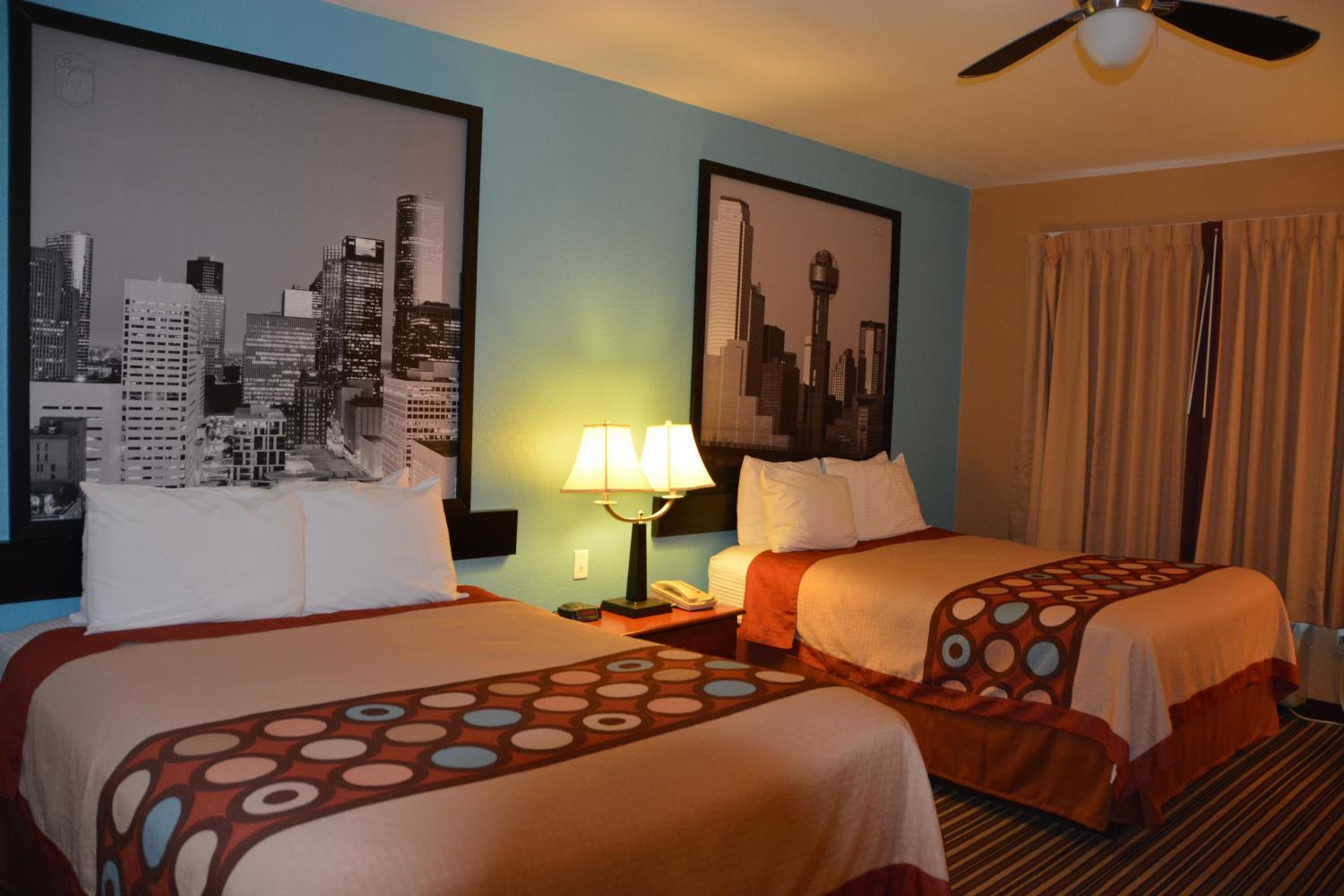 Queen Room with Two Queen Beds - Non-Smoking - Photo 3