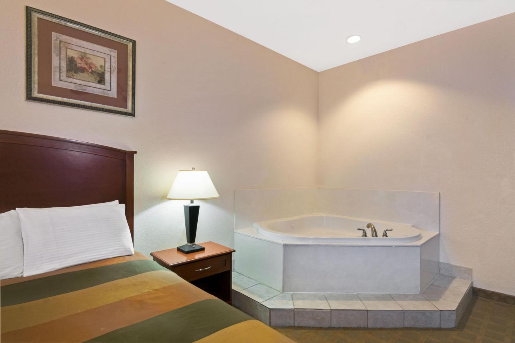 Deluxe King Suite with Spa Bath - Non-Smoking - Photo 4