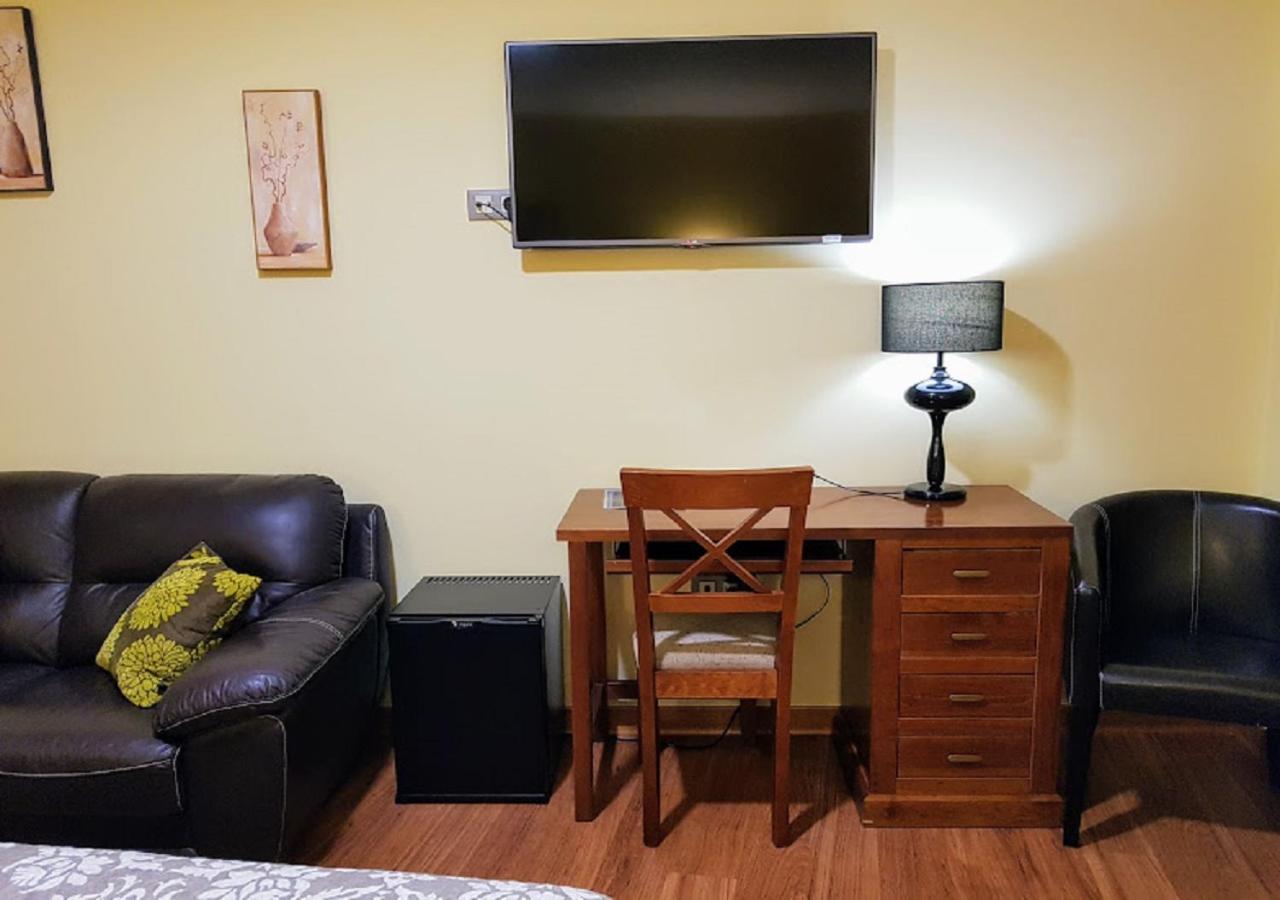 Family Room - Photo 2
