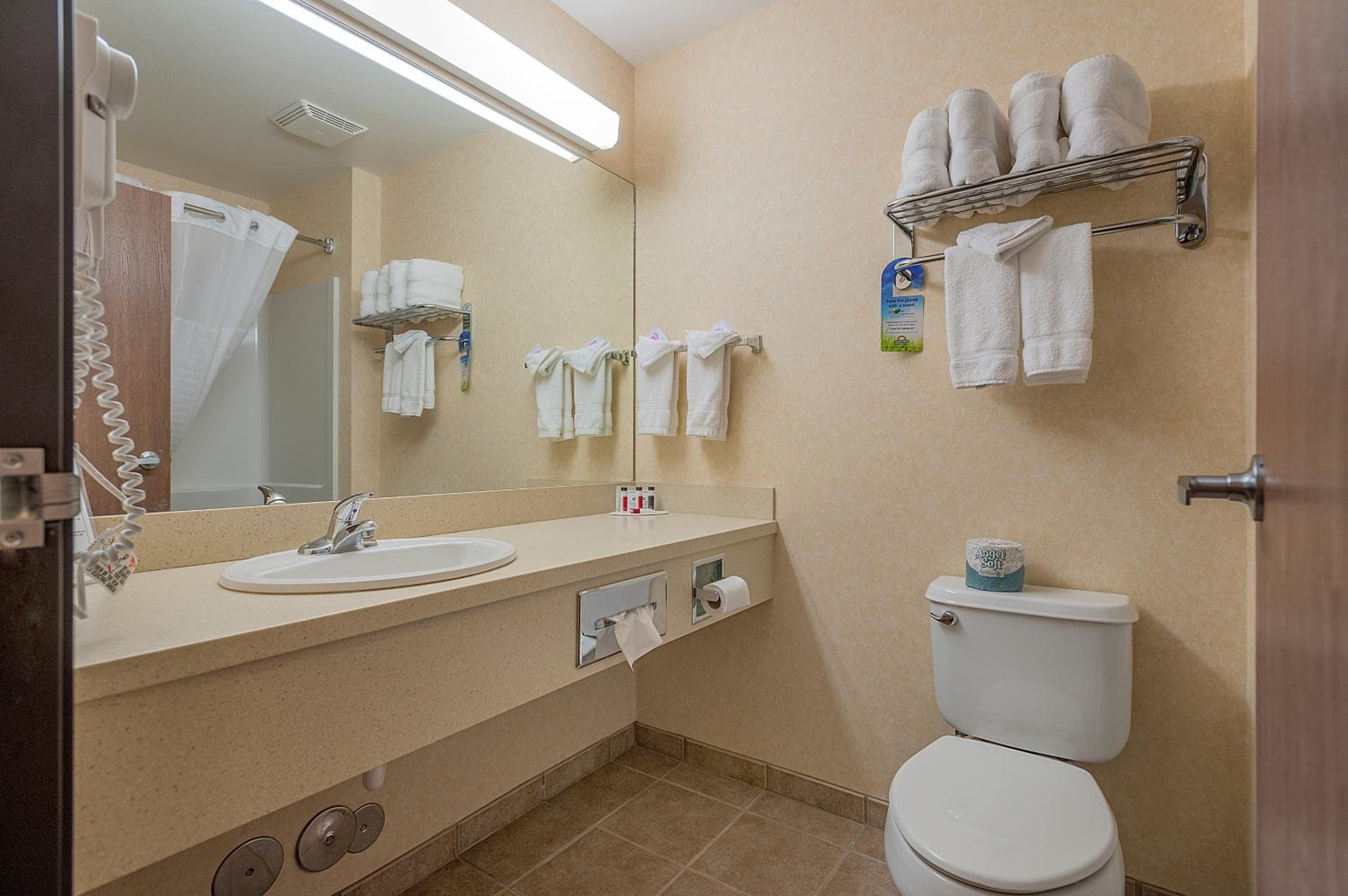 Queen Room with Two Queen Beds - Non Smoking - Photo 2