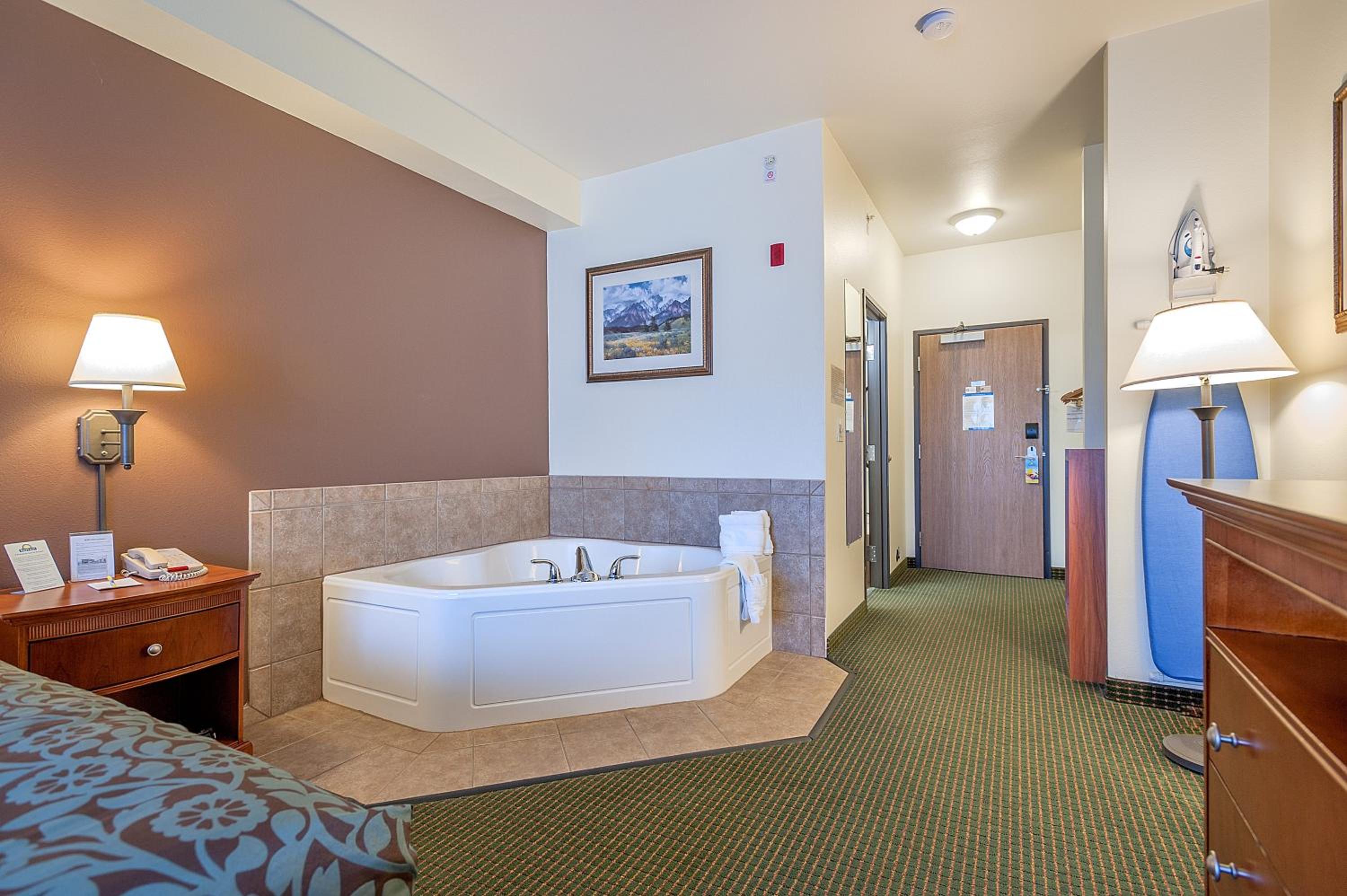 King Suite with Spa Bath- Non-Smoking - Photo 4