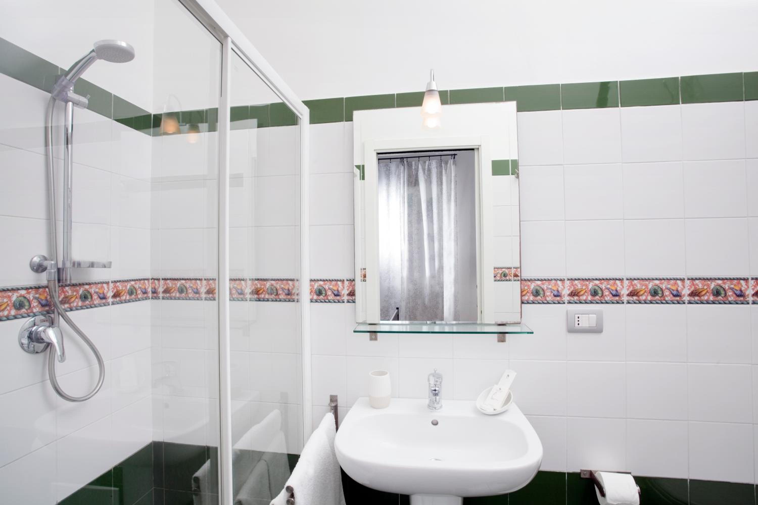 Double Room - Photo 7