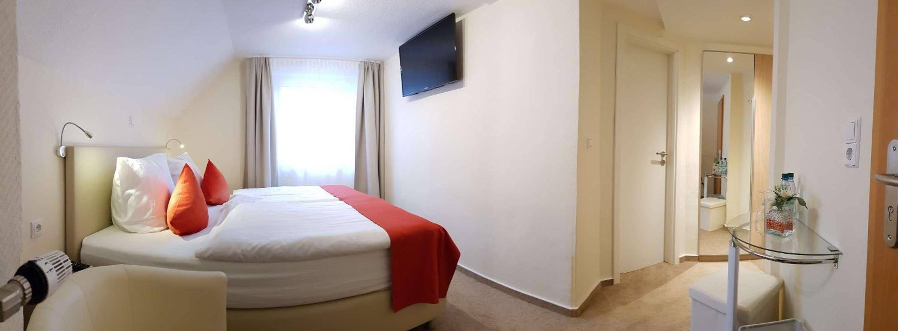 Small Double Room with Private Bathroom photo 1