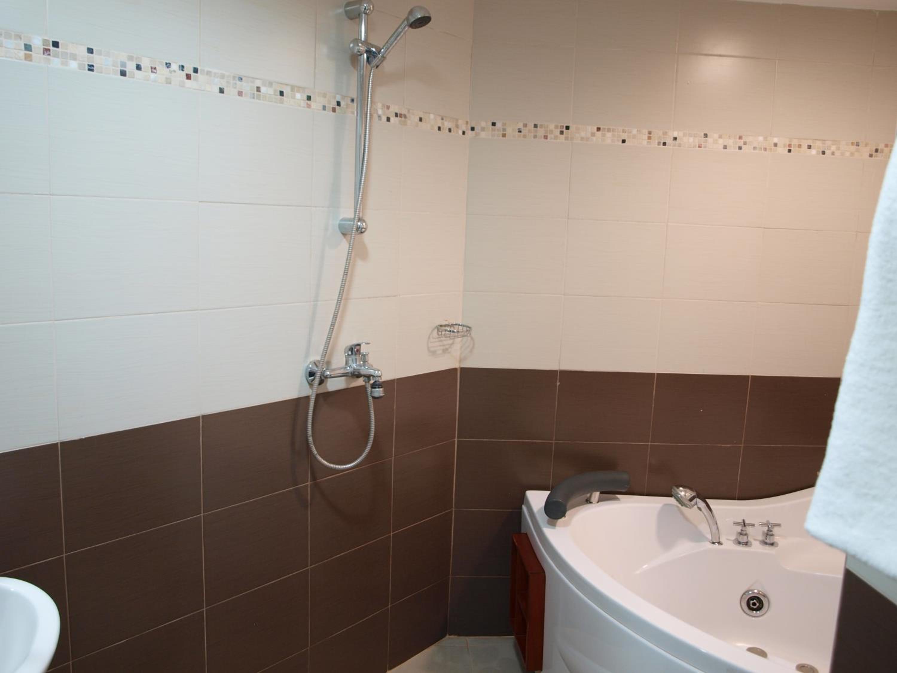 Double Room with Spa Bath - Photo 16