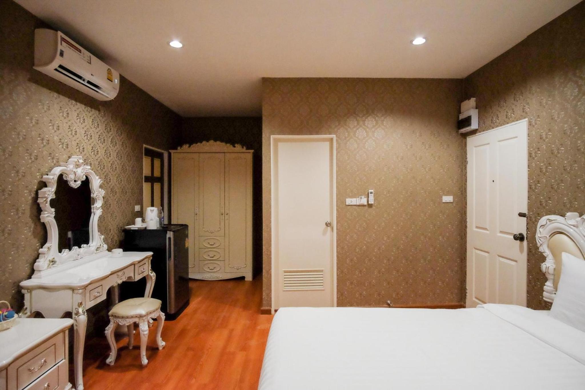 Standard King Room photo 3