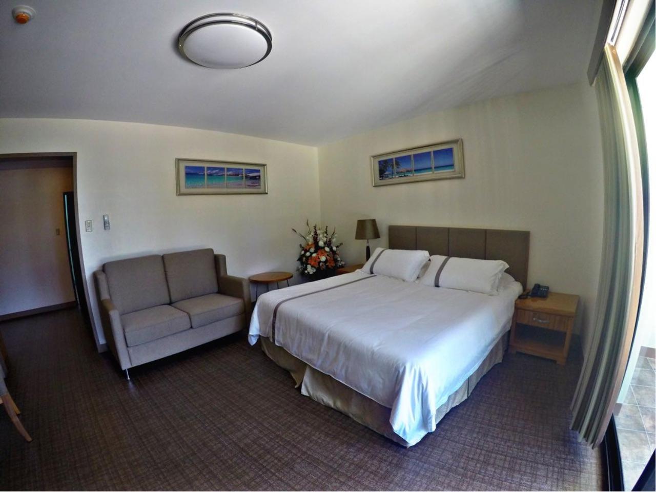 King Suite with Balcony photo 3