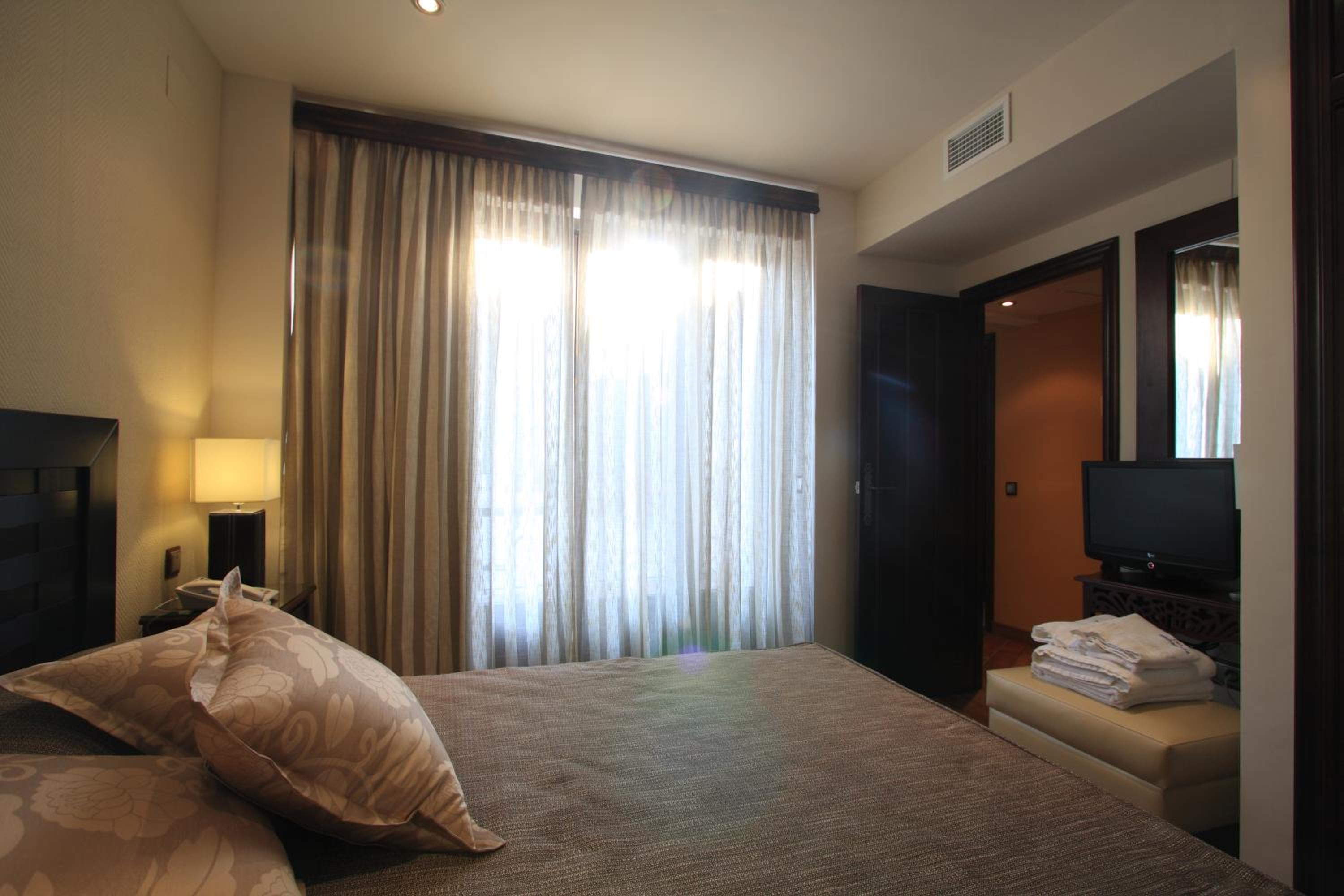 2- Bedroom Apartment Suite with Complimentary Spa Access - Photo 1