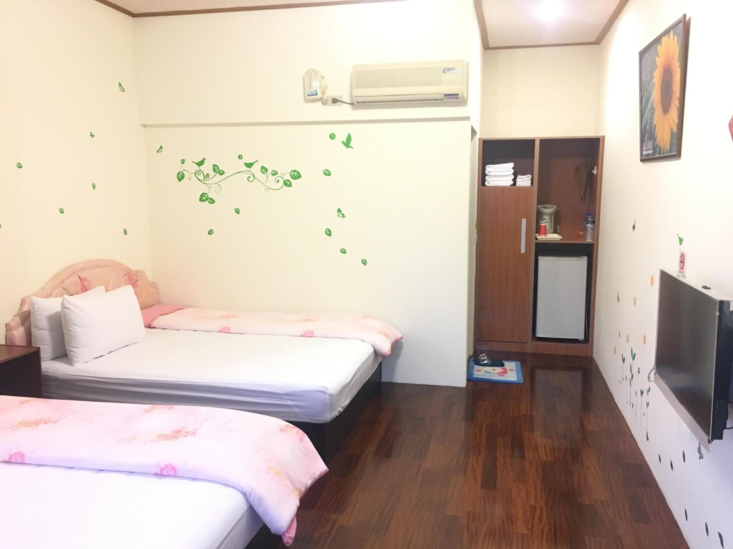Quadruple Room with Private Bathroom photo 1