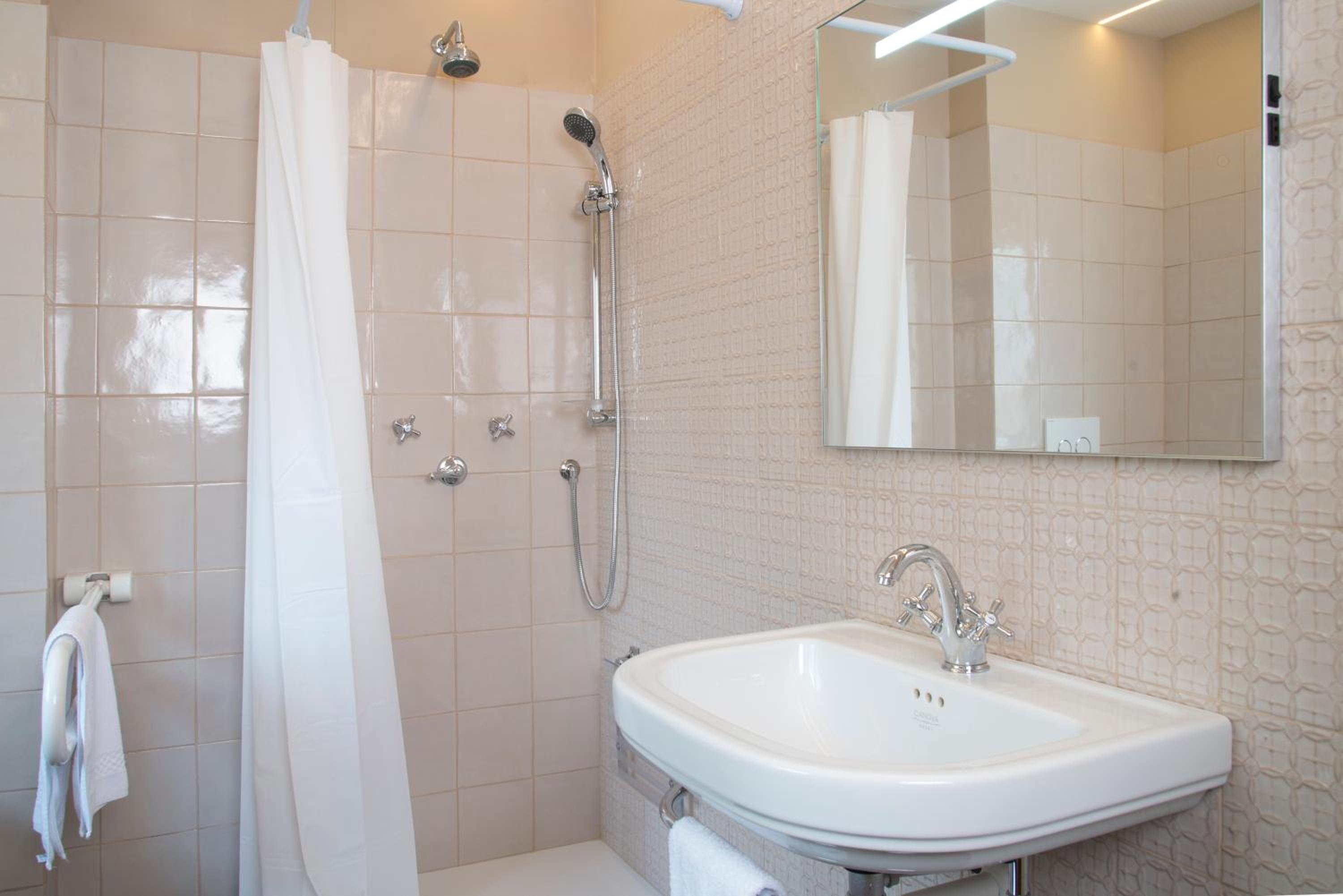 Double Room - Disability Access photo 3