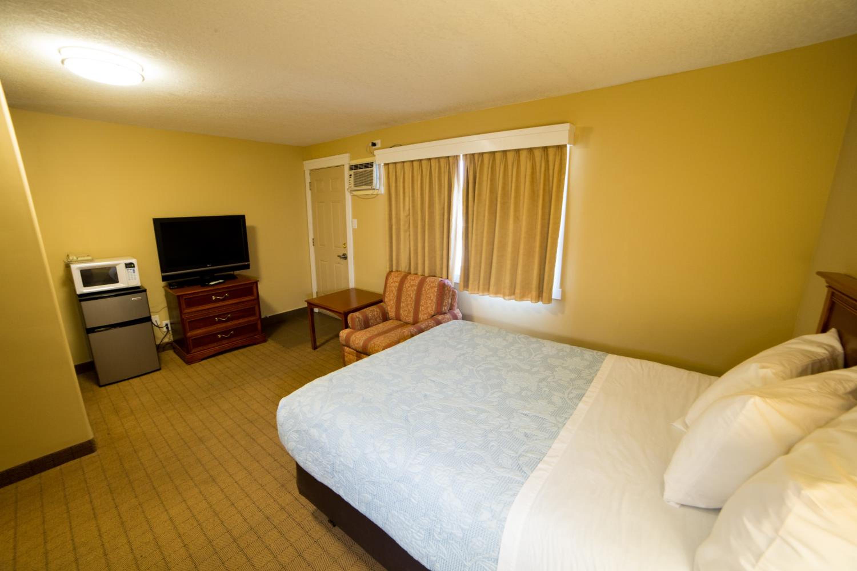 Standard Queen Room with Two Queen Beds photo 3